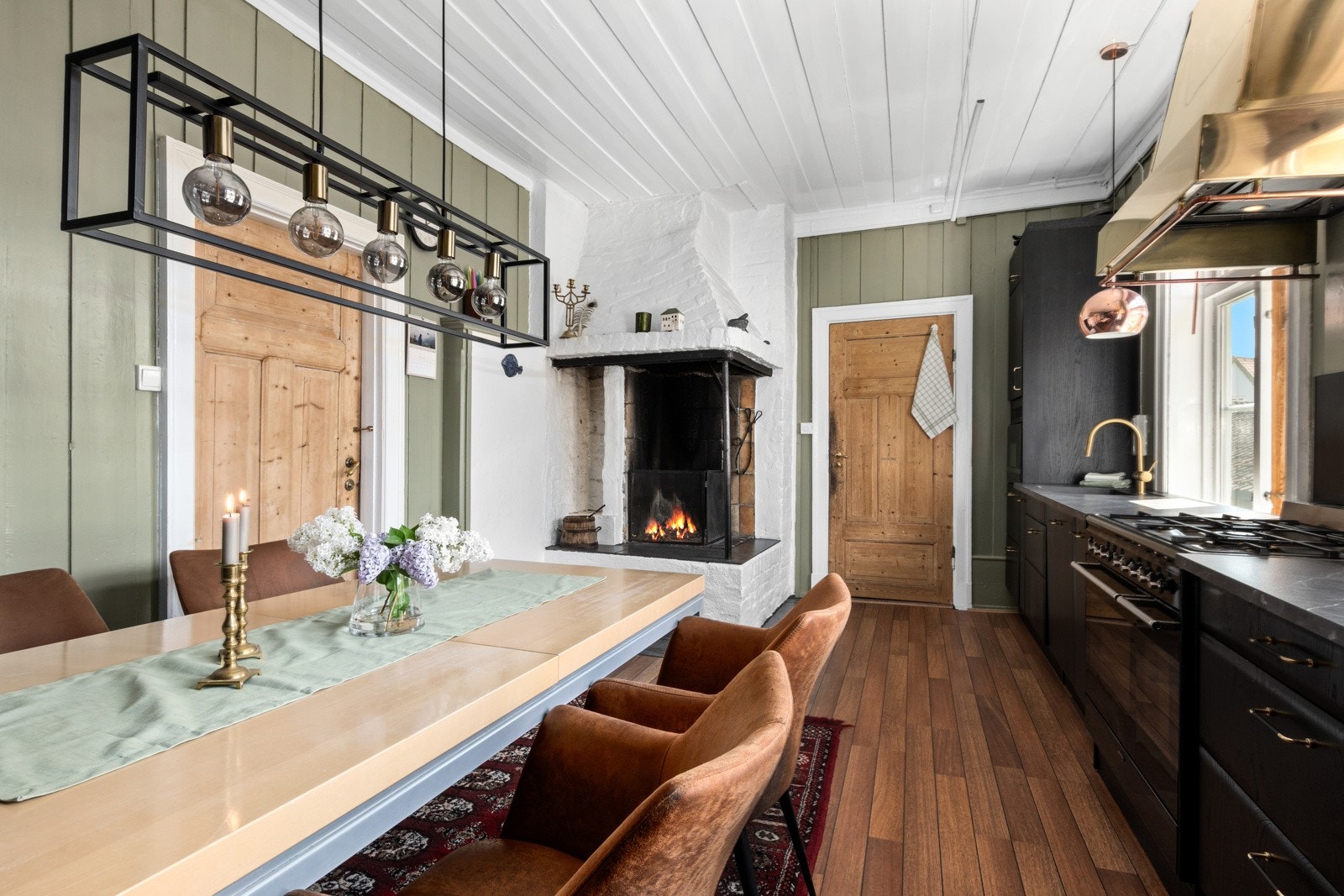 Kjøkkenet byr på god skap- og benkeplass. Galleribilde