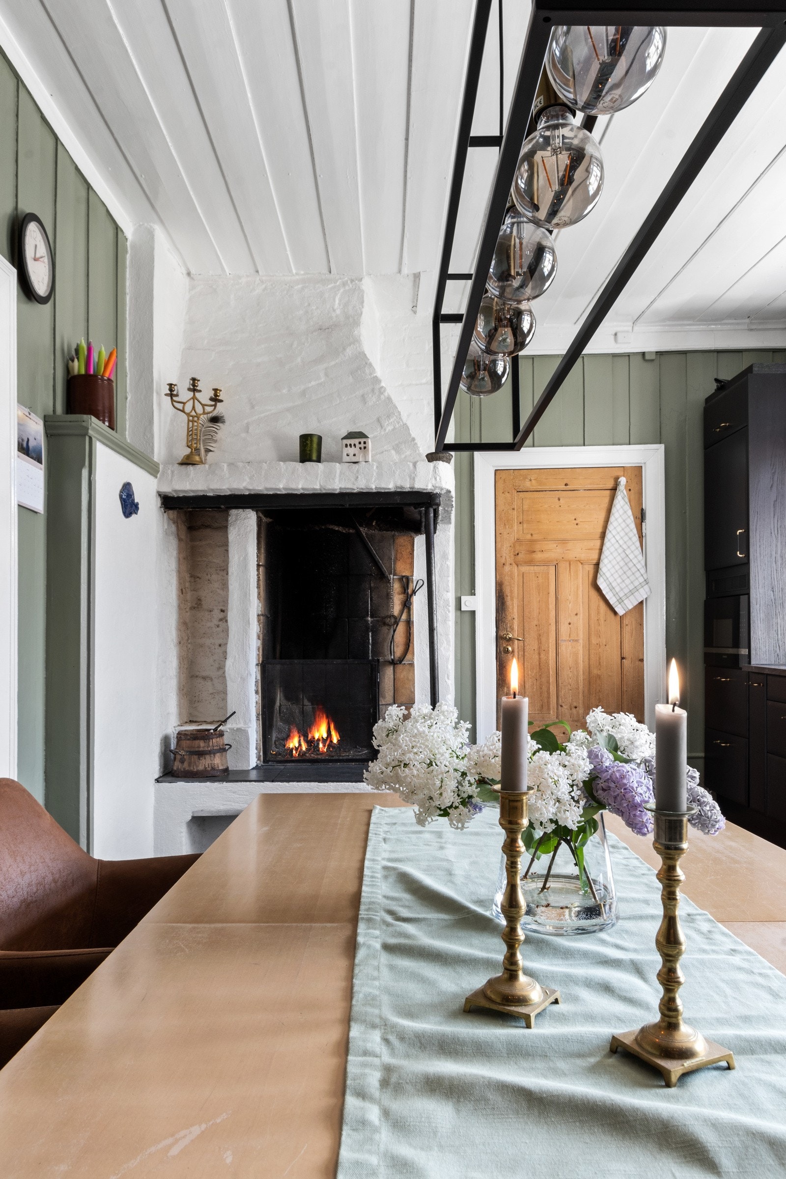 Kjøkken har en kjempefin åpen peis (grue) Galleribilde