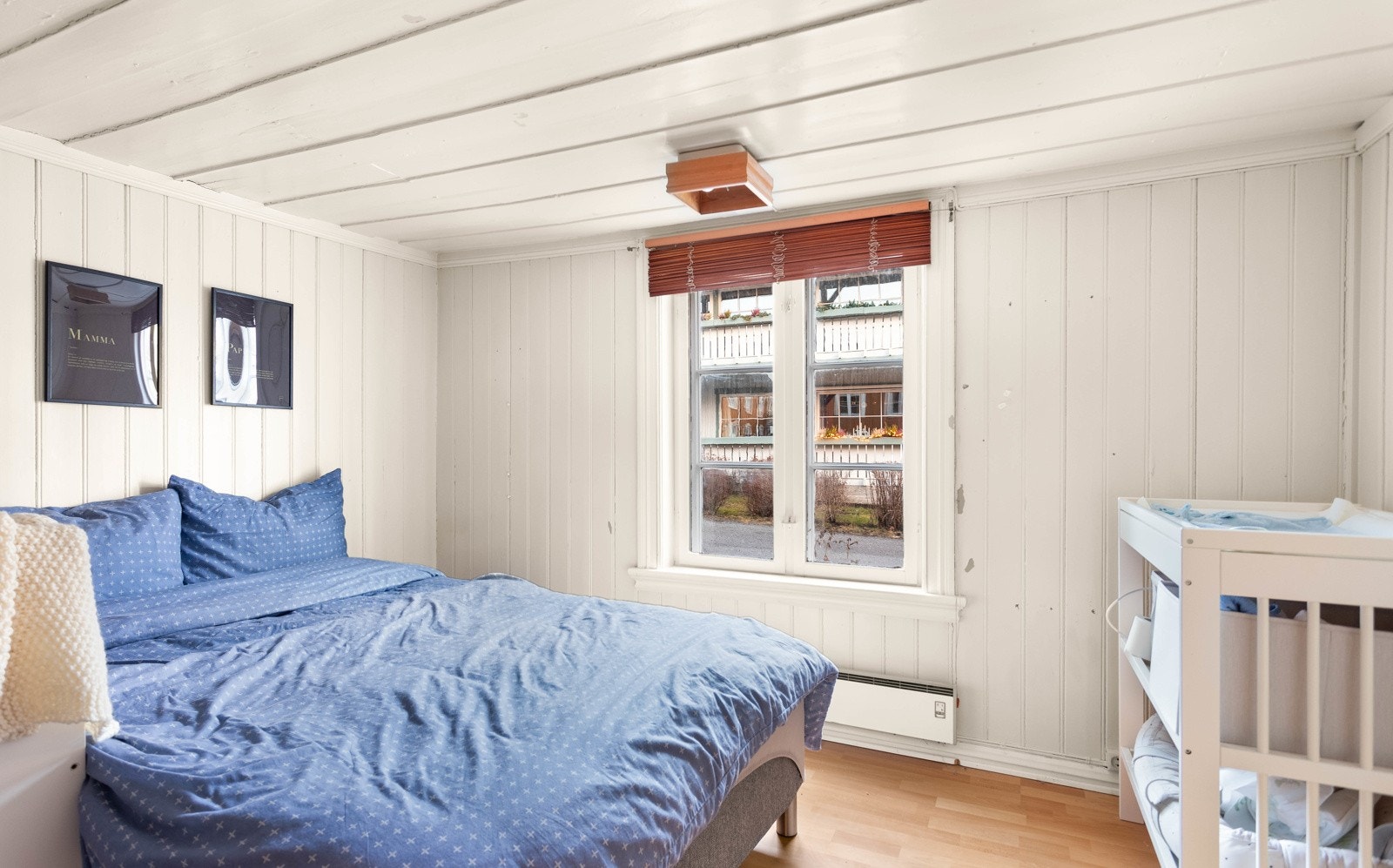 Soverom i hybel. Galleribilde