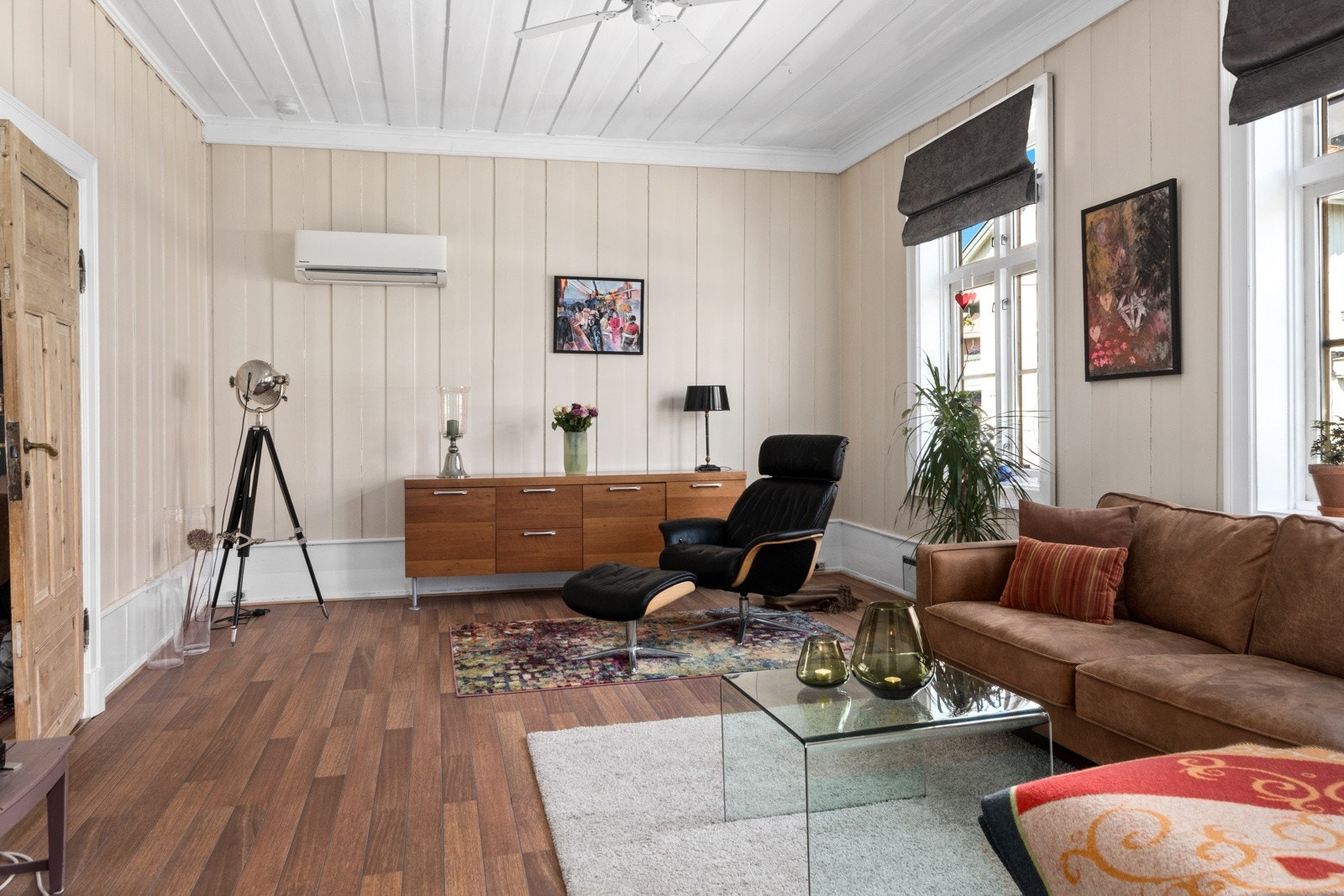 Stuen har varmepumpe som gir godt med varme. Galleribilde