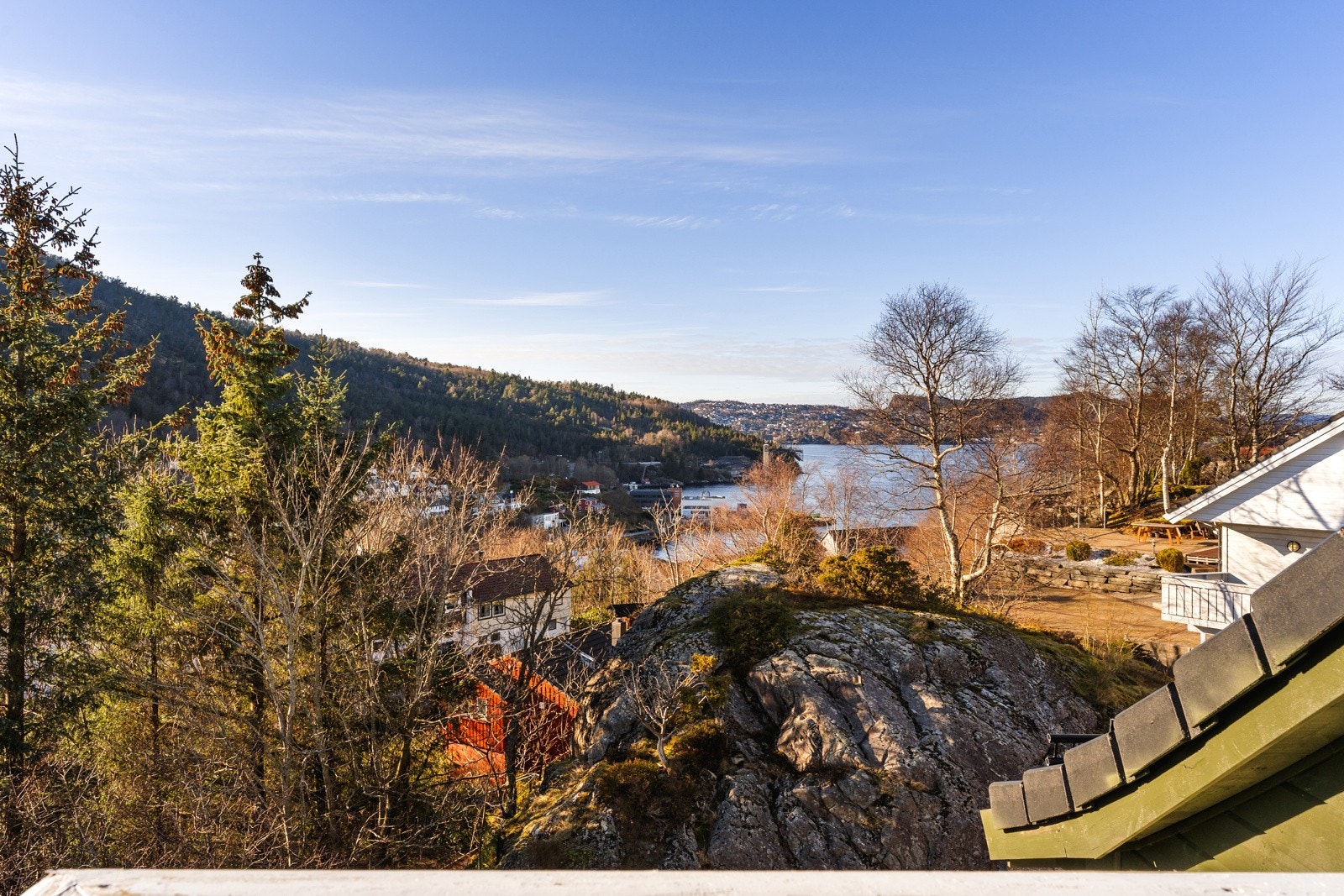 Toppleiligheten byr på fantastisk utsikt over nærområdene, deler av Bygjorden, Ytre Sandviken, Morvik og omkringliggende fjell. Galleribilde
