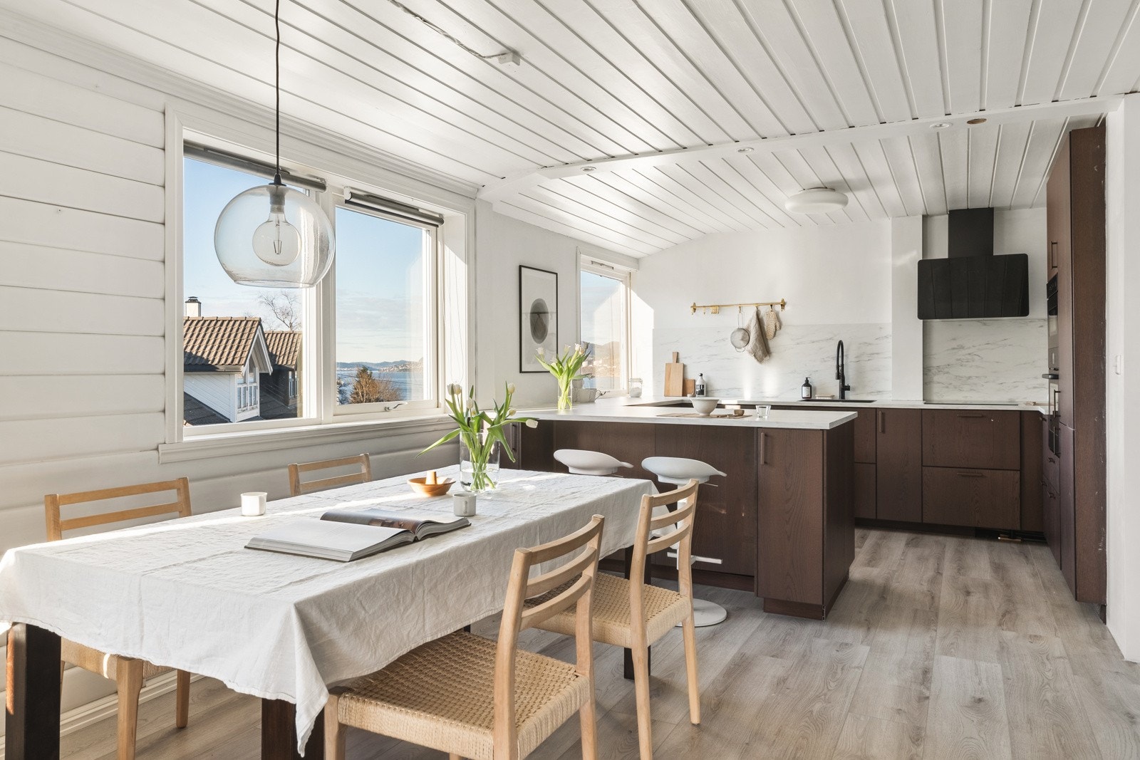 Det er naturlig plass til stort langbord mellom stuen og kjøkkenet. Galleribilde