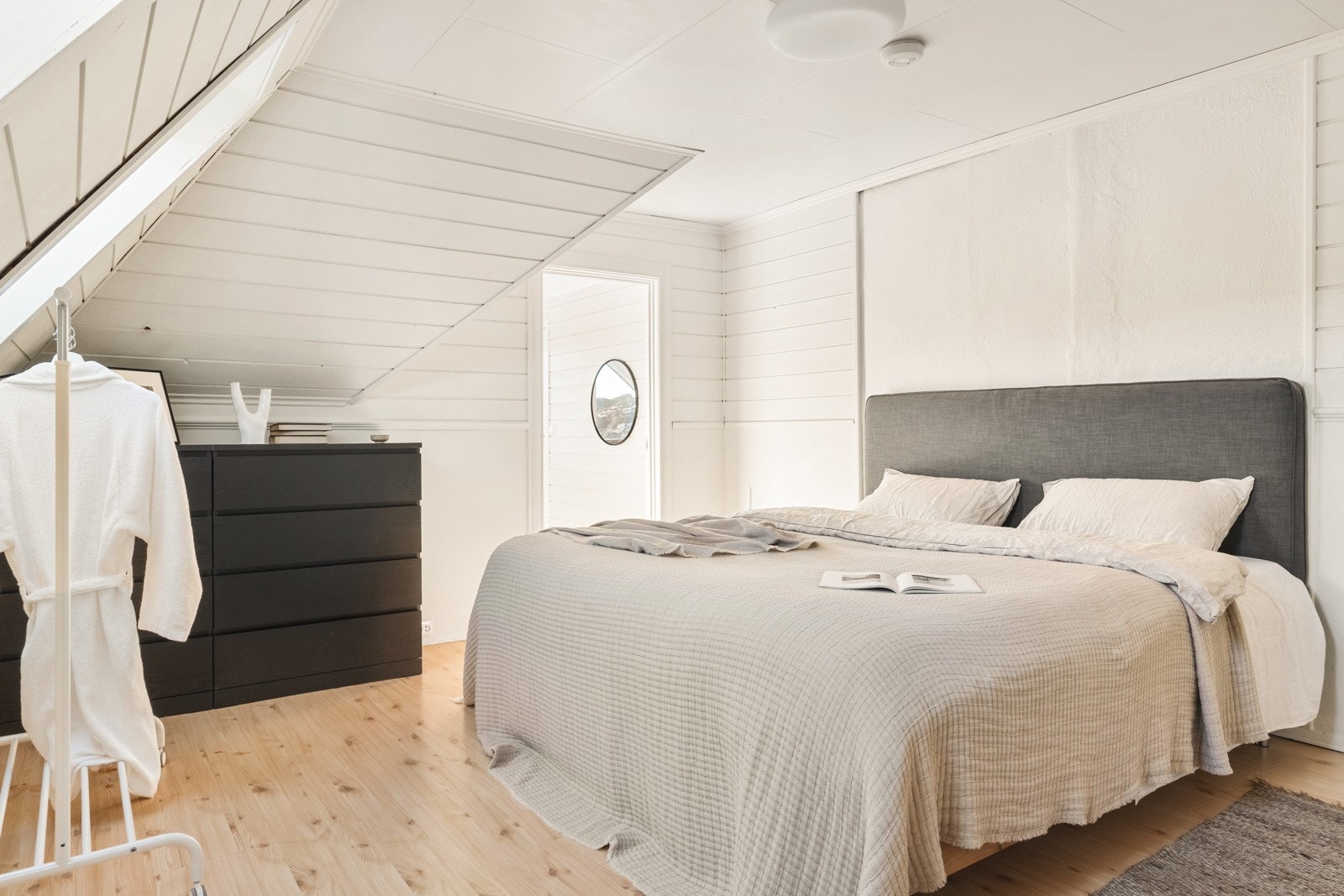 God plass til stor dobbeltseng. Galleribilde