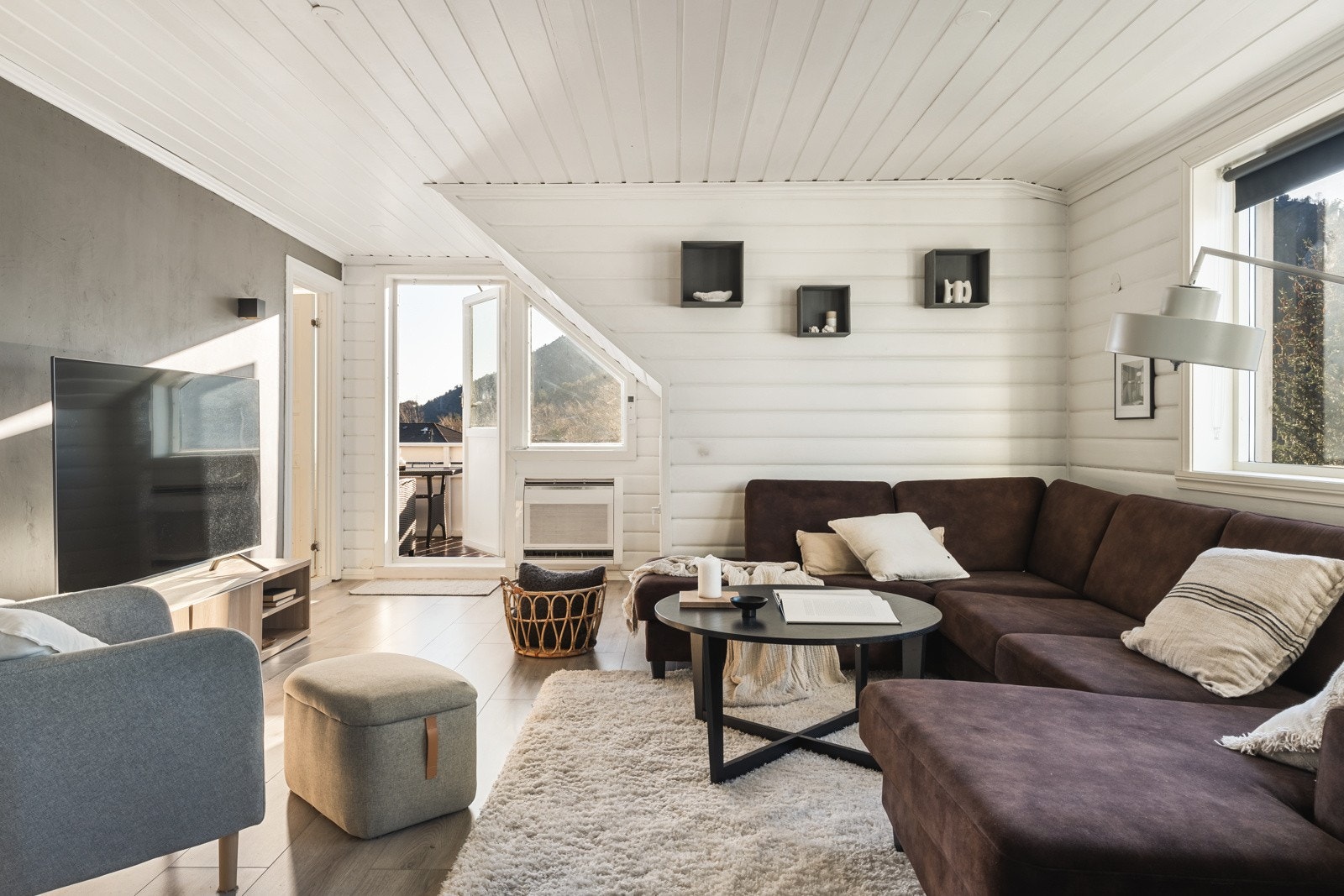 Store vindusflater slipper inn rikelig med naturlig lys, som bidrar til et trivelig oppholsrom. Galleribilde