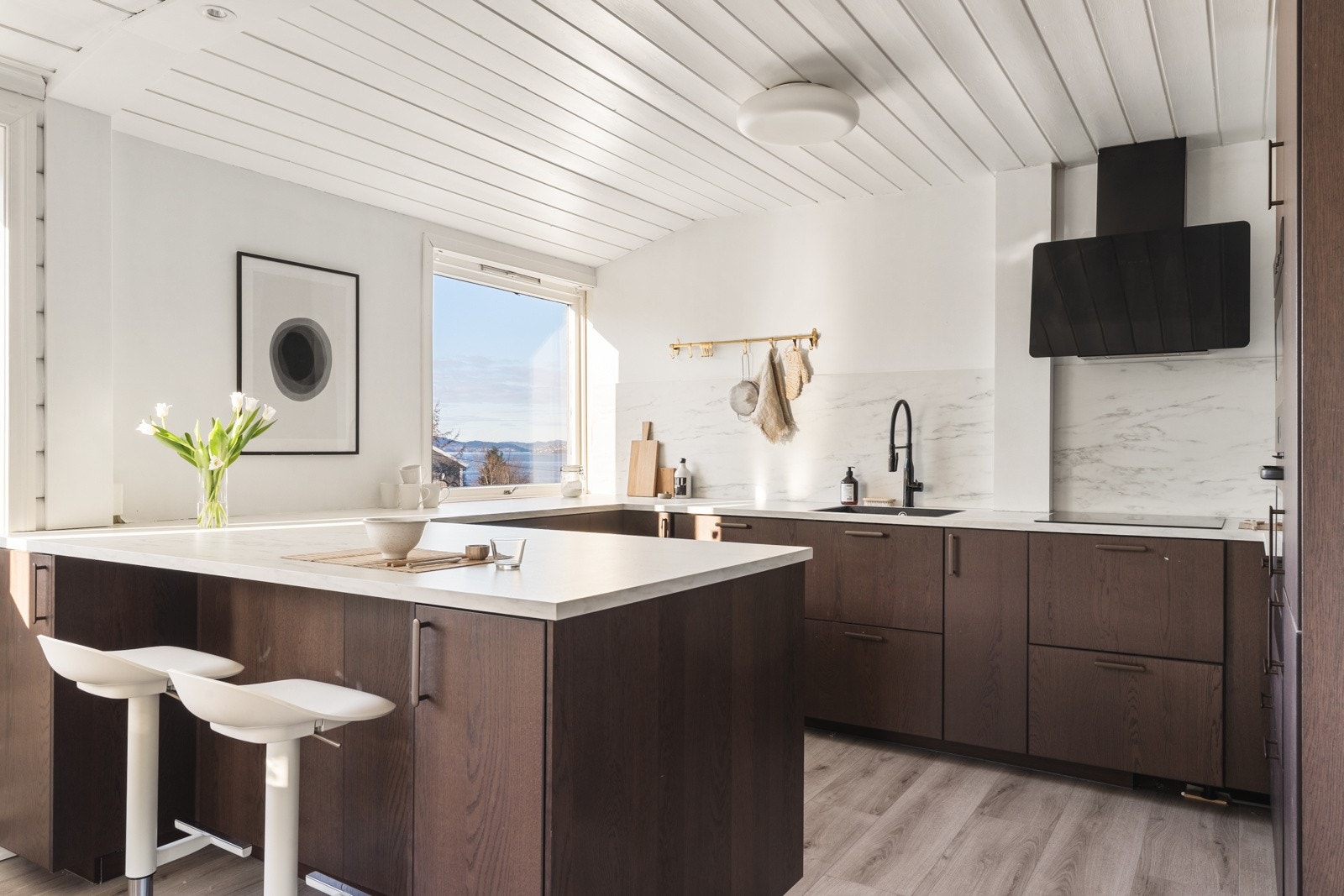 Det er også sitteplasser ved kjøkkenøyen. Galleribilde