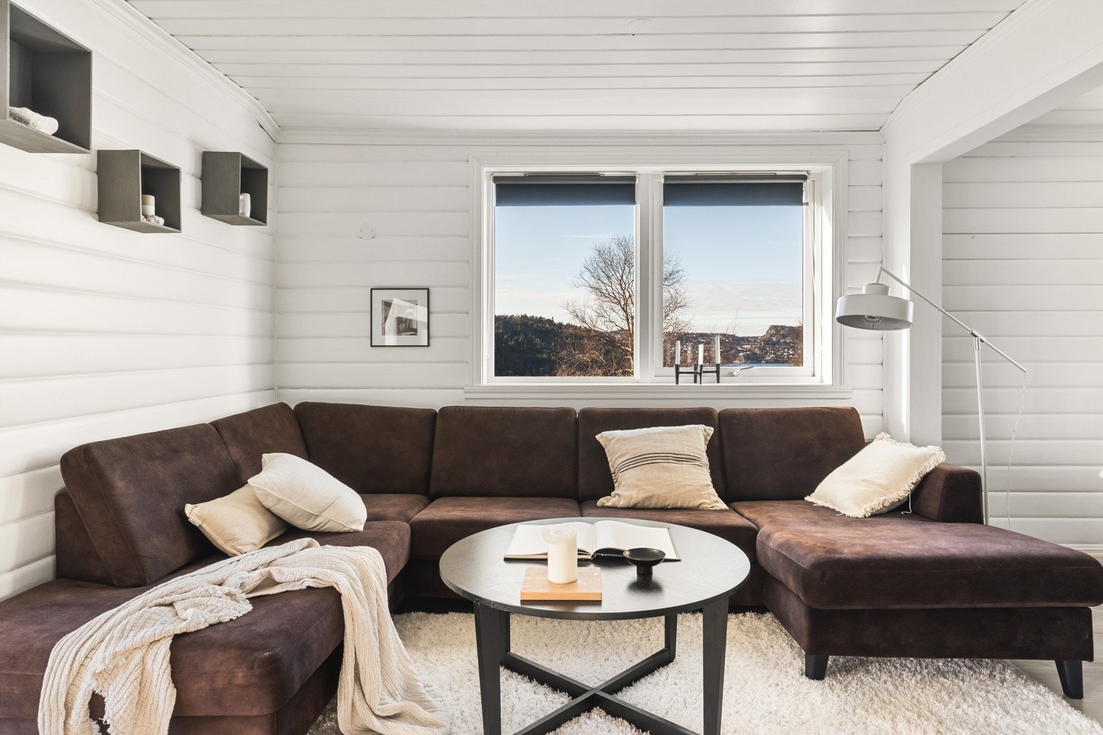 God plass til sofaseksjon. Galleribilde