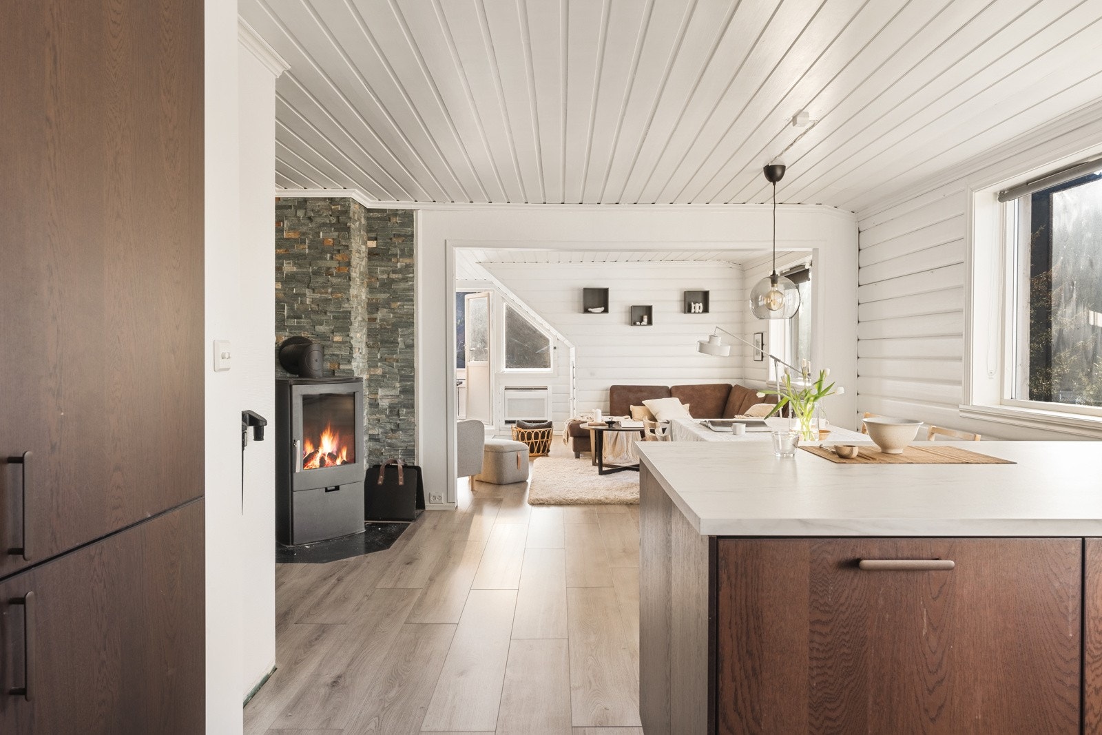 Stuen og kjøkenet ligger i en sosial åpen løsning. Galleribilde