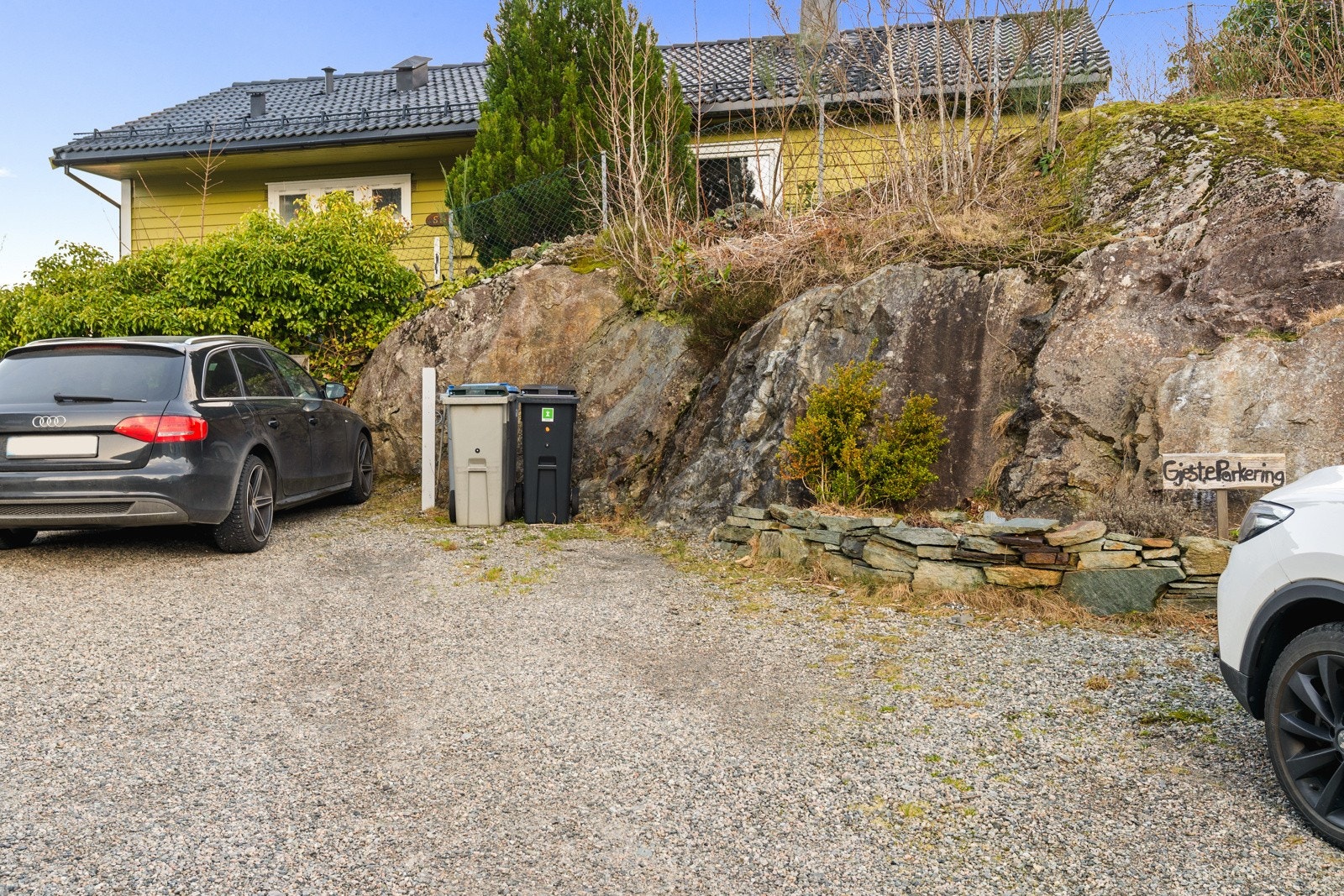 En reservert biloppstillingsplass på fellesområde. Mulighet for montering av el-bil ladestasjon ved biloppstillingsplass. Galleribilde