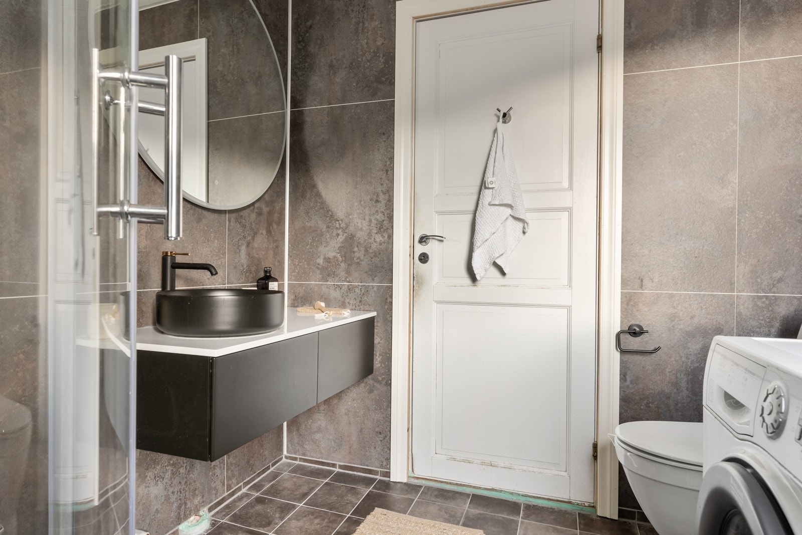 Tidløst helfliset bad med varmekabler i gulvet. Galleribilde