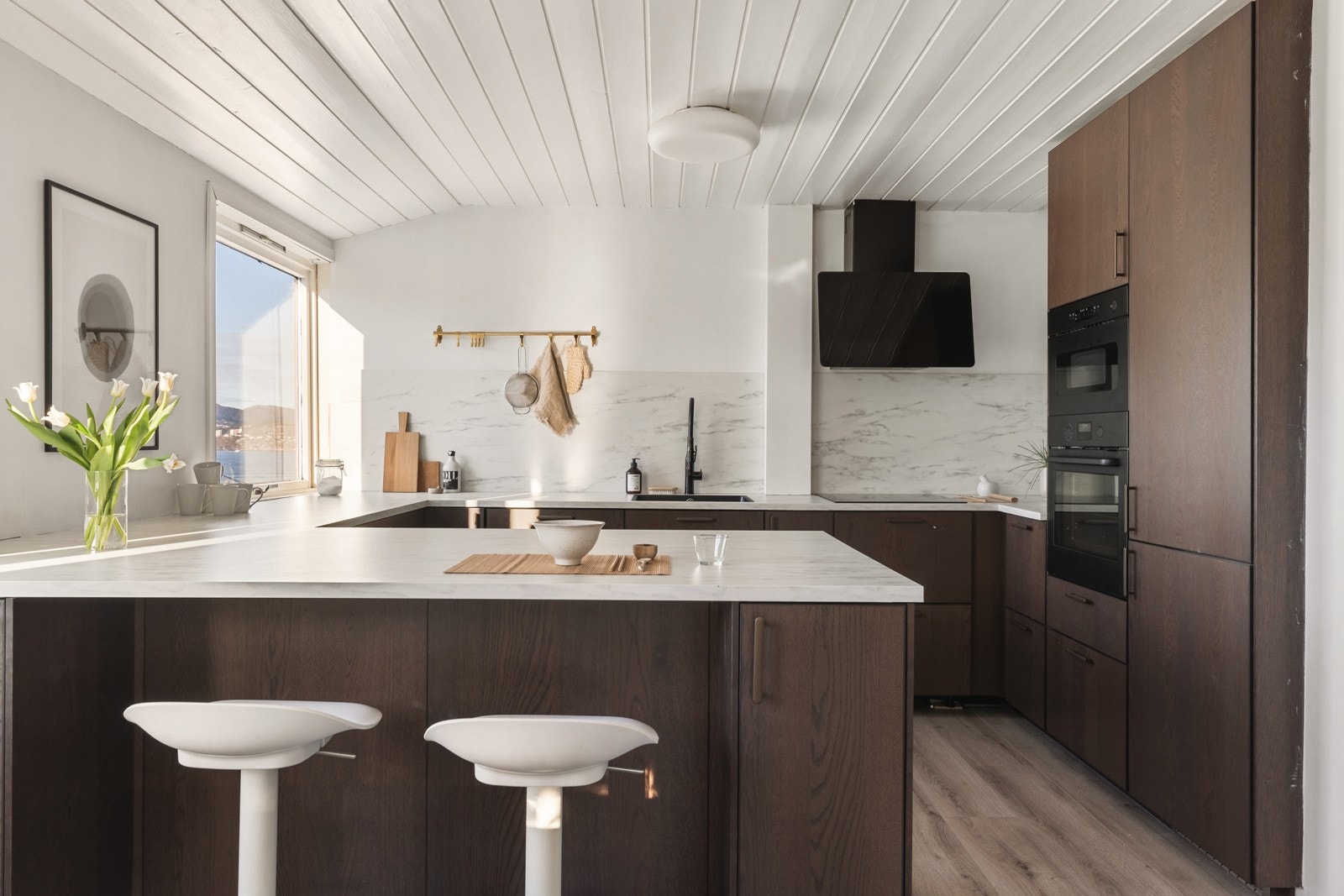 Kjøkkenet har slette fronter og laminerte benkeplater. Galleribilde