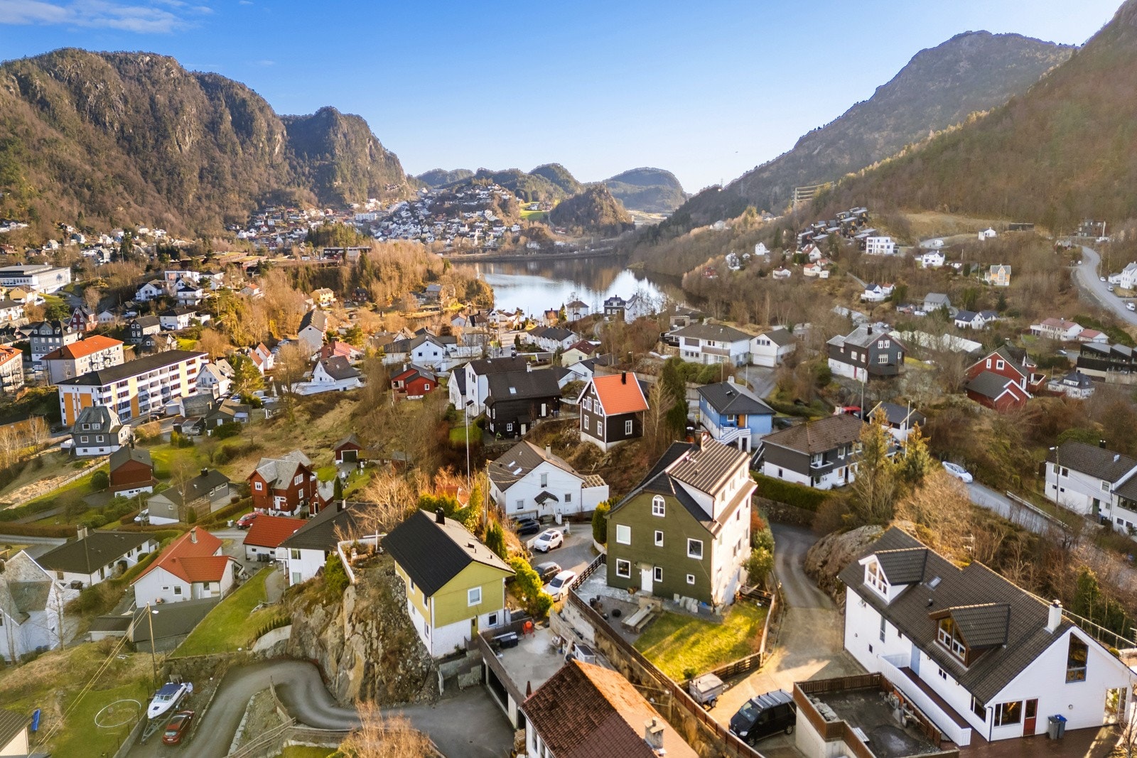 Dette er en sjarmerende leilighet med sentral og attraktiv beliggenhet på Laksevåg. Galleribilde