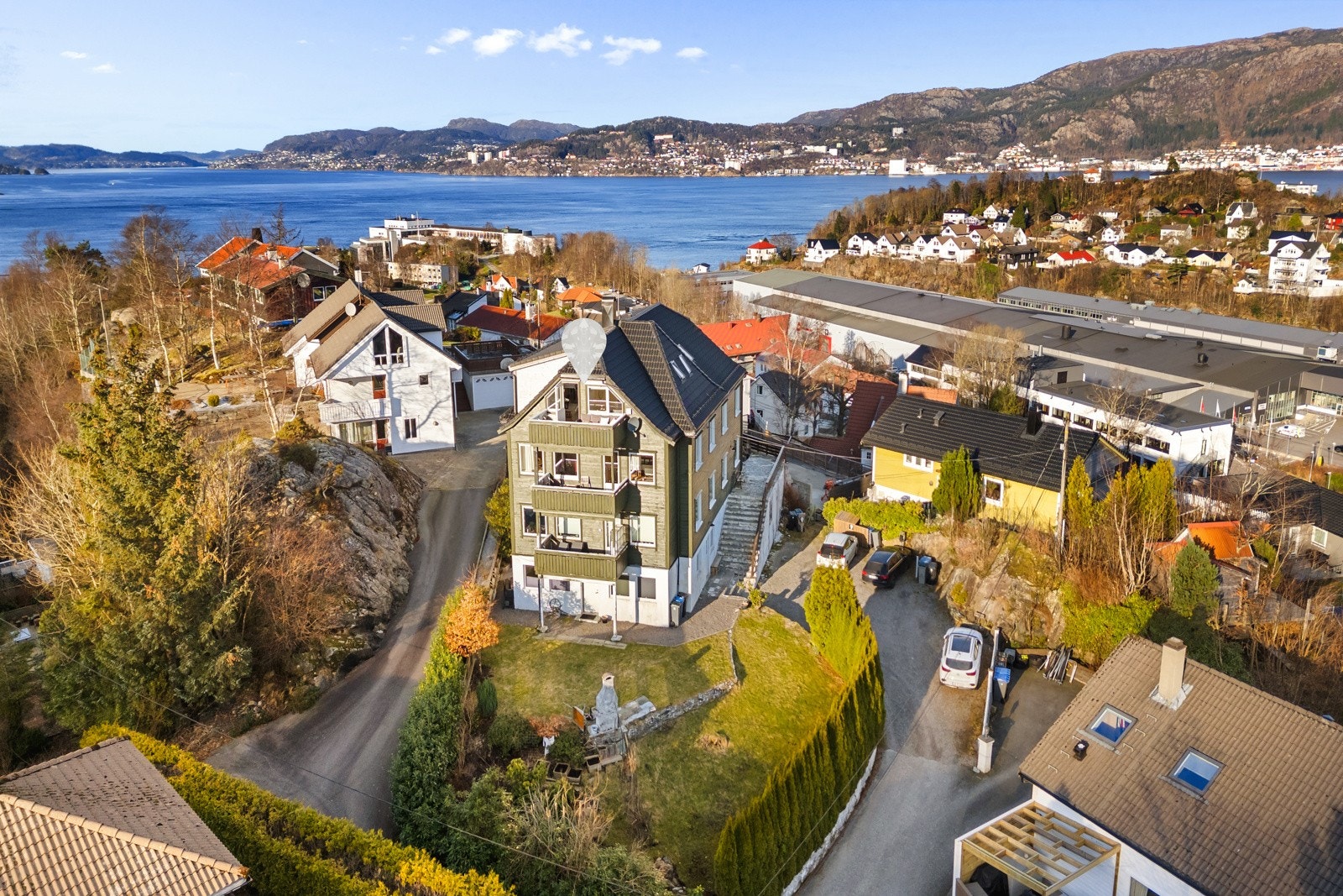 Området er hovedsakelig bebygd med eneboliger og bolighus. Galleribilde