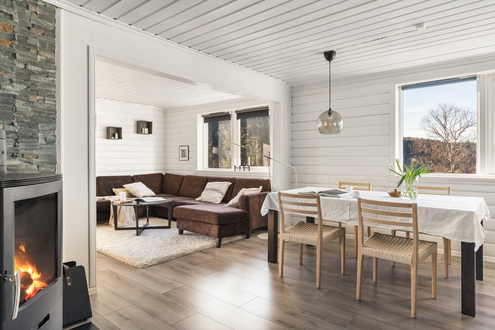 Leiligheten er lys og innbydende. Galleribilde