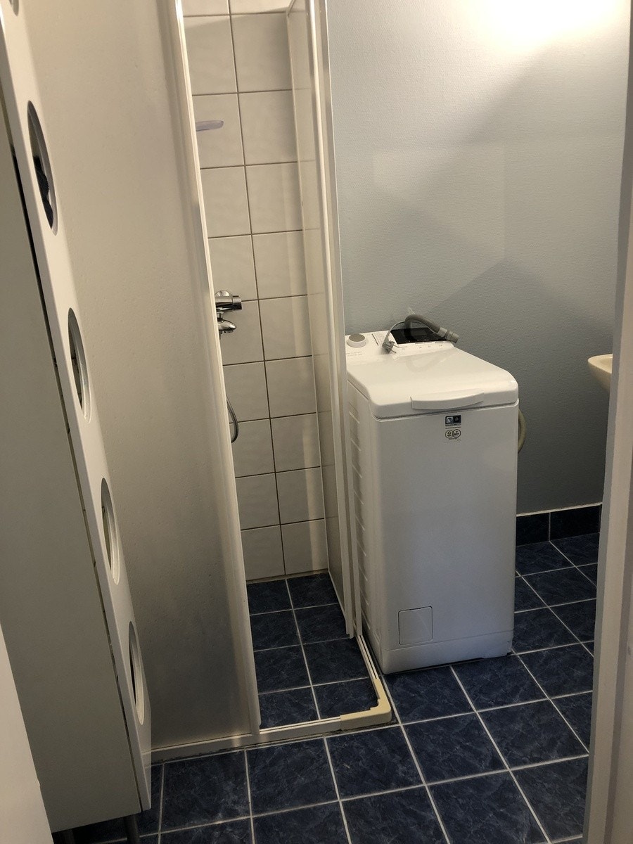 Bad med varmekabler, dusj og vaskemaskin Galleribilde