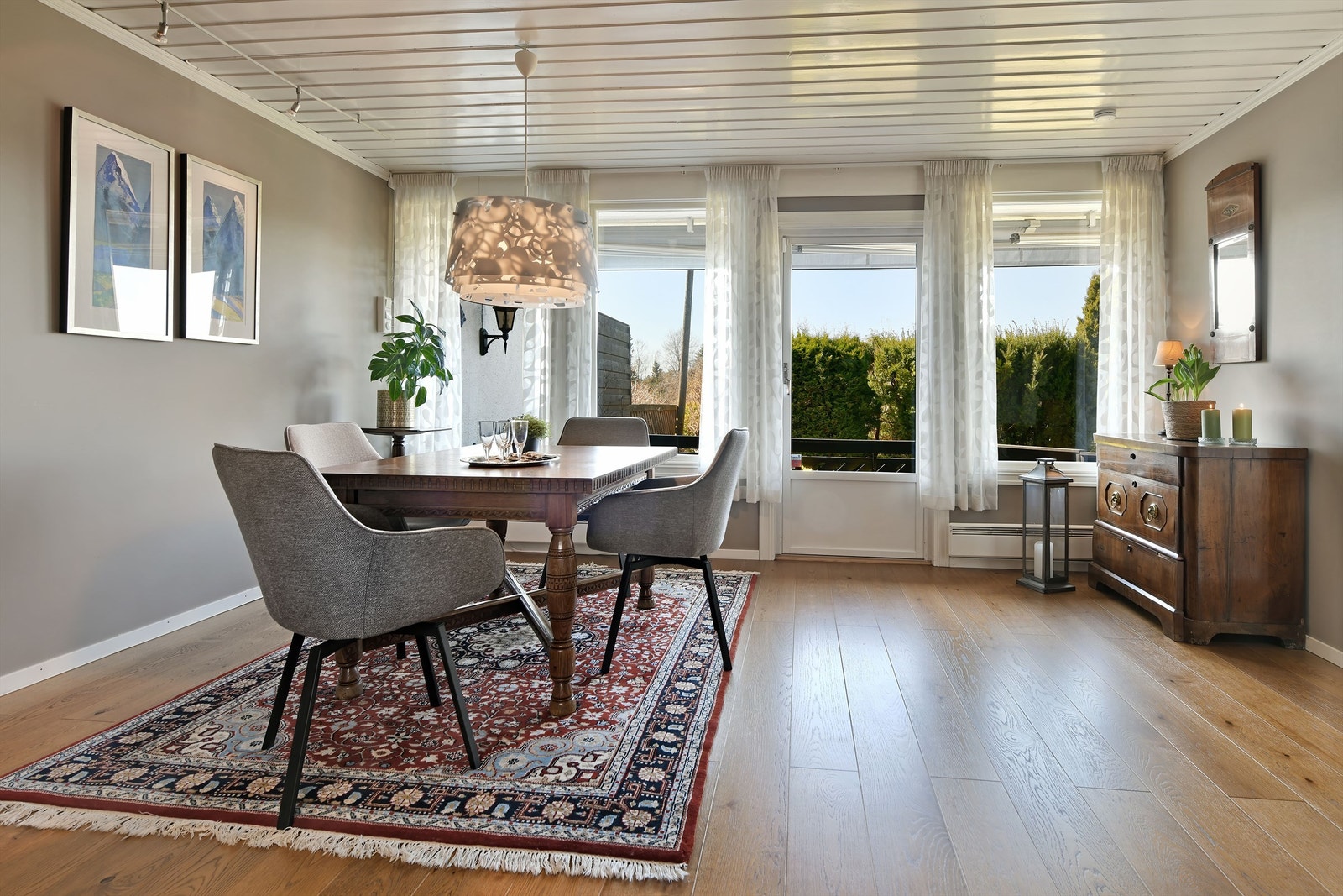 Stue - god plass til langbord i stue - store vindusflater med utgang til solrik uteplass - vinduer i stue og kjøkken fra 2013 Galleribilde