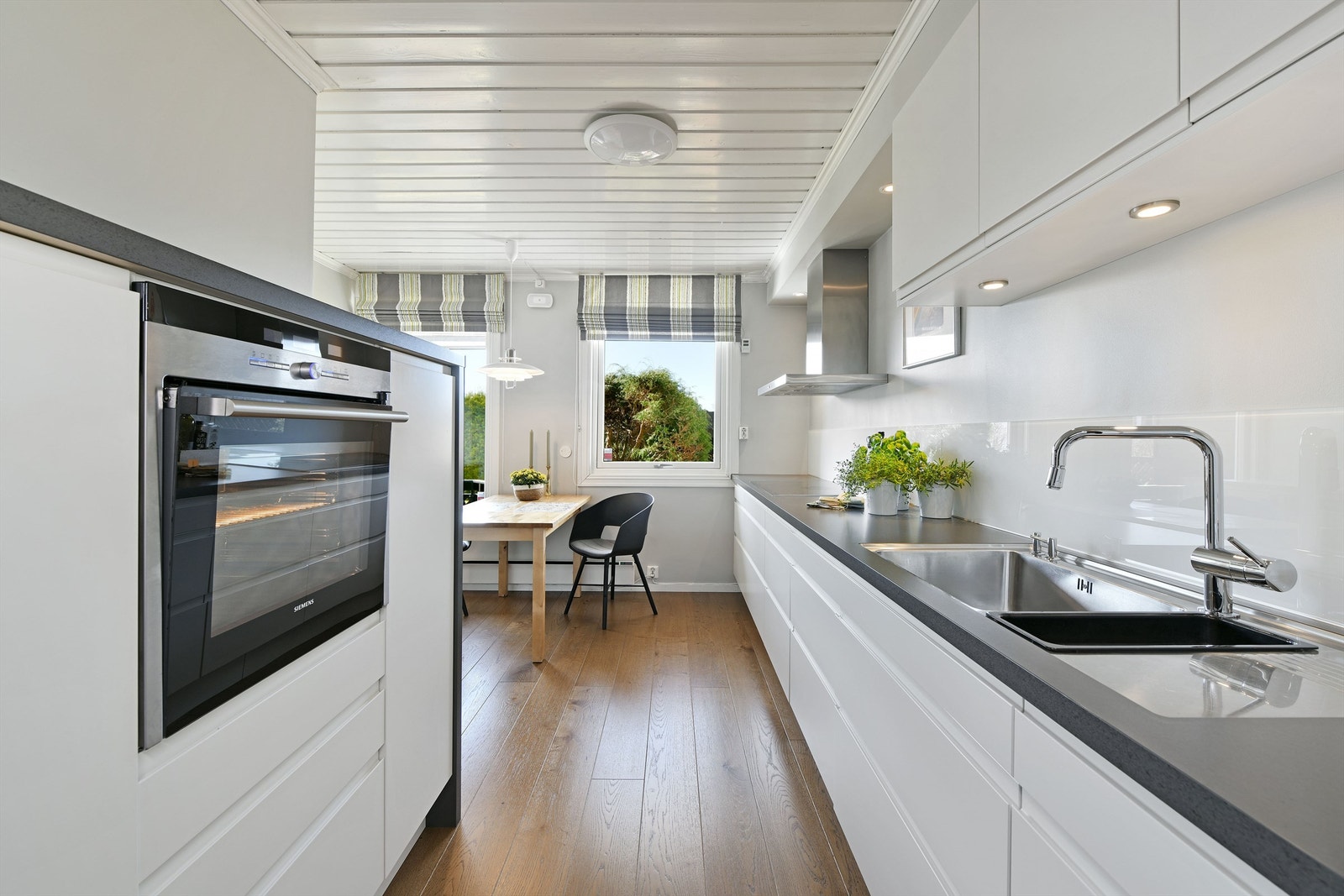 Kjøkken - pen kjøkkeninnredning fra Sigdal montert i 2013 - godt med skap- og benkeplass - plass til spisebord ved kjøkkenet Galleribilde