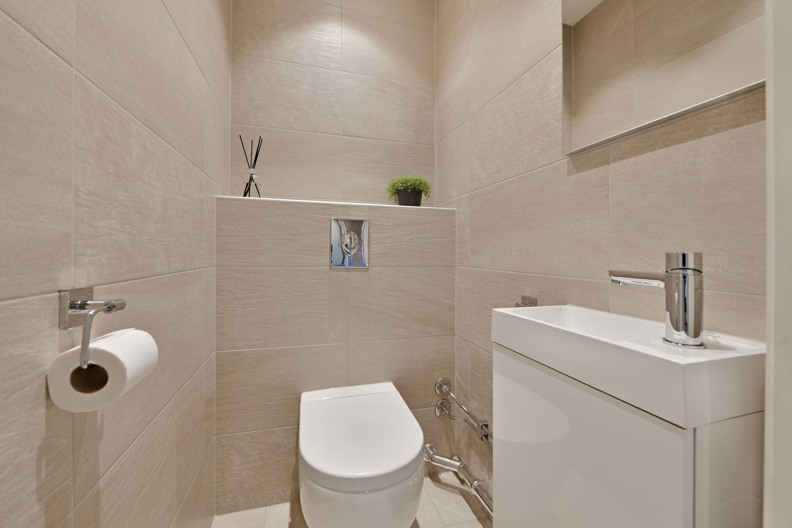 Separat wc - oppusset i 2016 - flislagt gulv og vegger - gulvvarme - downlights i himling - baderomsinnredning - toalett Galleribilde