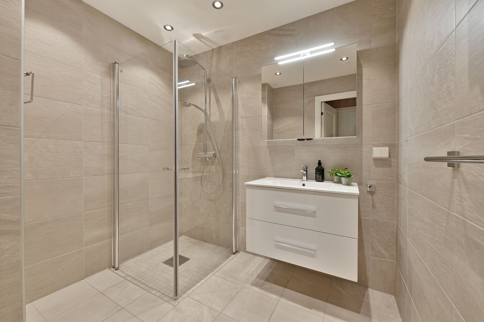 Bad - fra 2016 i regi av fagpersoner - flislagt gulv og vegger - gulvvarme - downlights i himling - baderomsinnredning Galleribilde