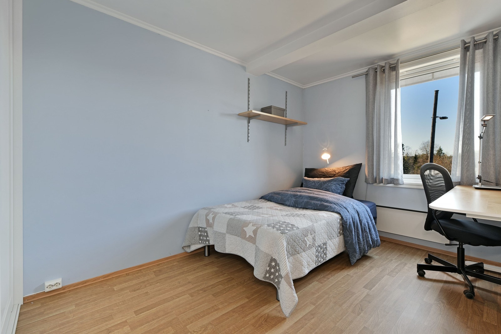 Soverom 2 - god størrelse - plassbygget skyvedørsgarderobe følger - vindu orientert mot vest Galleribilde