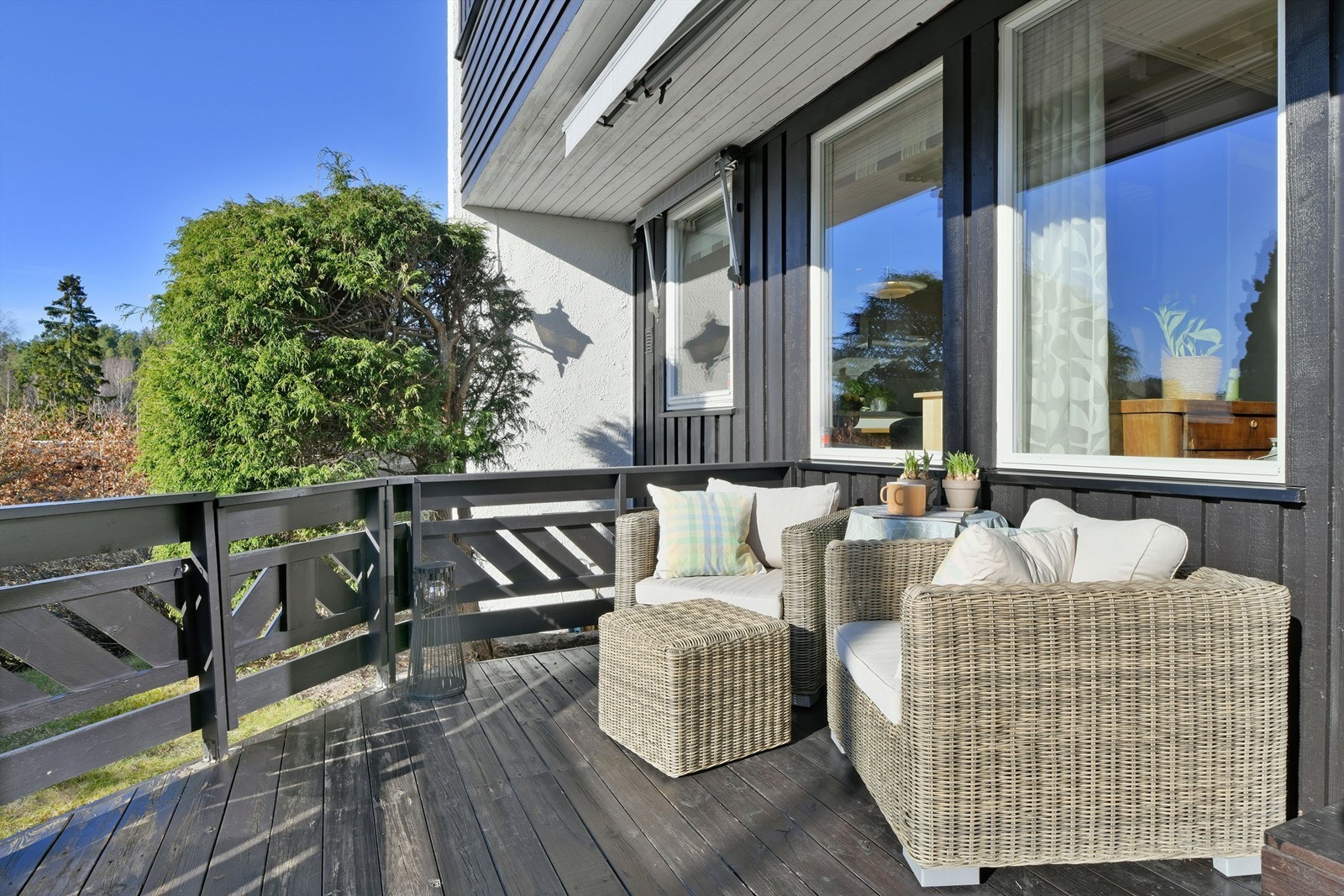 Uteplass med adkomst fra stue - delvis overbygget Galleribilde