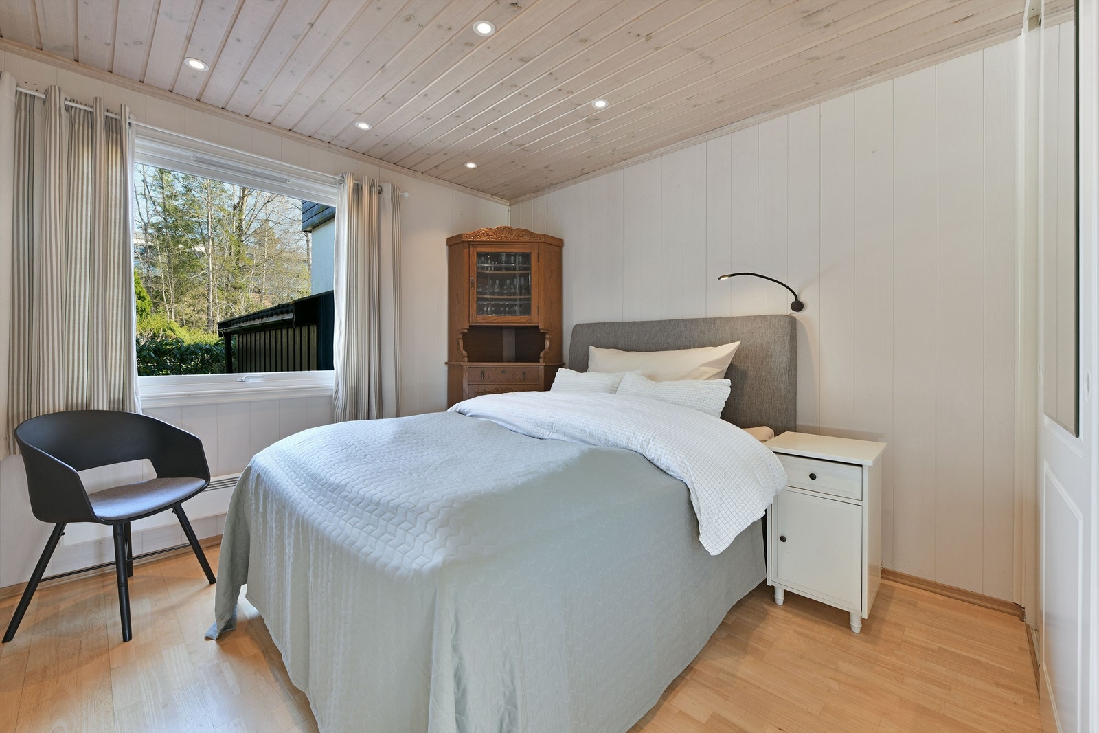 Soverom 1 - romslig rom med god plass til dobbeltseng - downlights i himling - vindu orientert mot øst Galleribilde