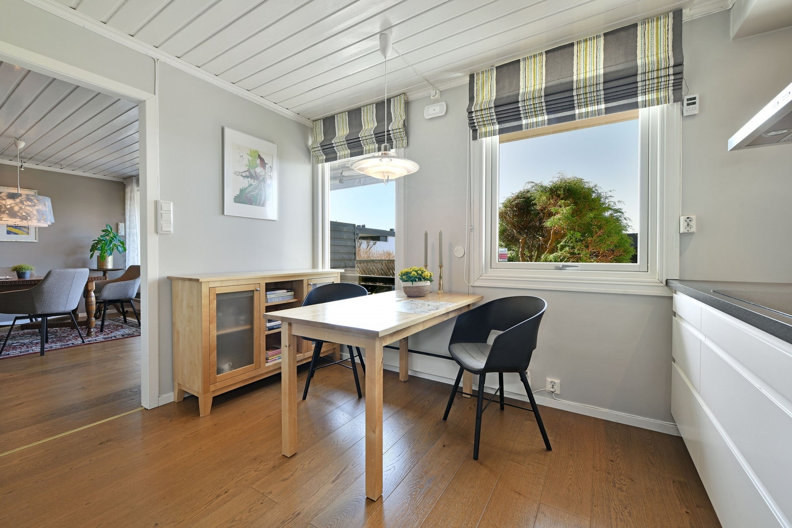 God plass til spisebord ved kjøkkenet - enkel adkomst mellom kjøkken og stue Galleribilde