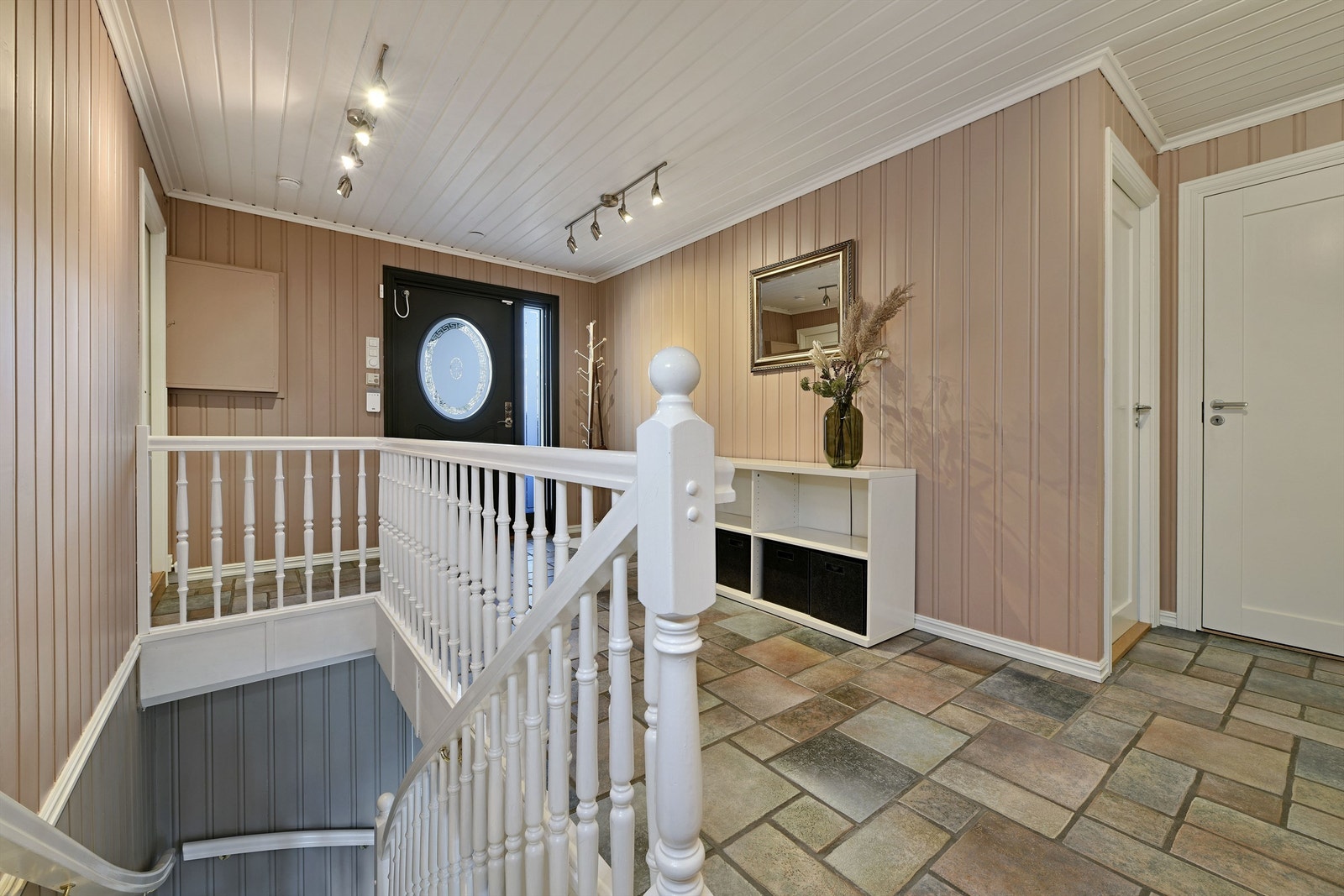 Entré - flislagt gulv med gulvvarme - god plass til garderobeløsning - sikringsskap (innmaten er oppgradert i 2009) Galleribilde