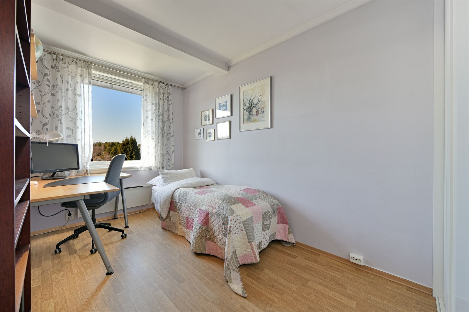 Soverom 4 - god størrelse - vindu orientert mot vest - plassbygget skyvedørsgarderobe følger - vinduer på soverom 2, 3 og 4 er fra 2009 Galleribilde