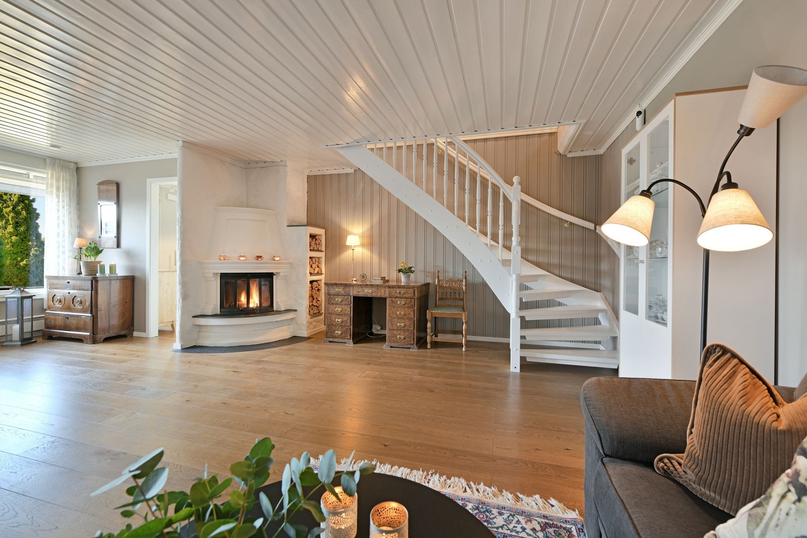 Stue - romslig stue med god plass til spisebord og sofaløsning - peis Galleribilde