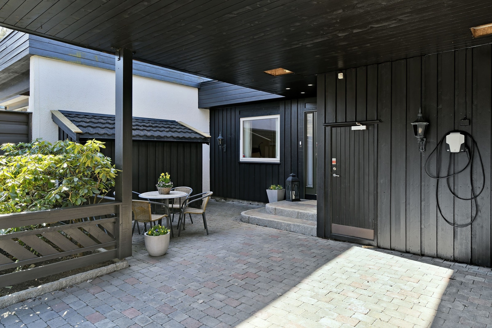 To boder ved inngangspartiet på henholdsvis 6 og 2 kvm Galleribilde