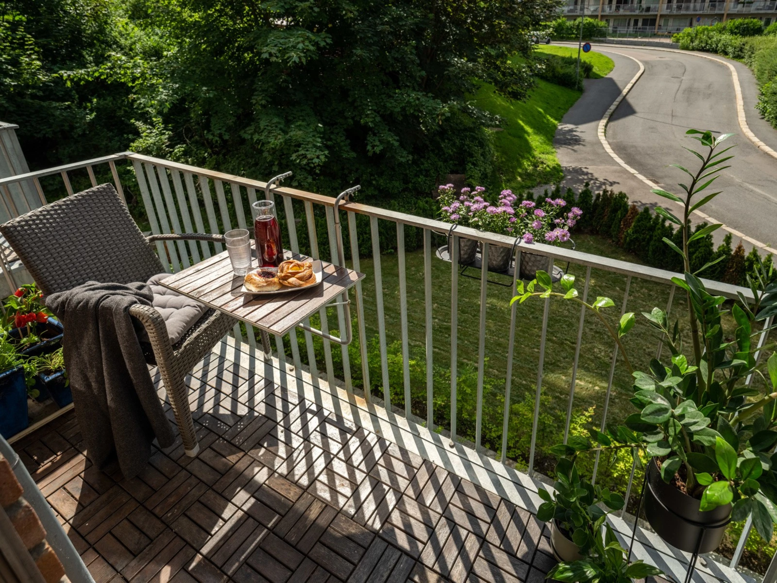 Balkongen har plass til en hyggelig sittegruppe, plantekasser og grill. Elektrisk- eller gassgrill er tillatt å bruke. Galleribilde