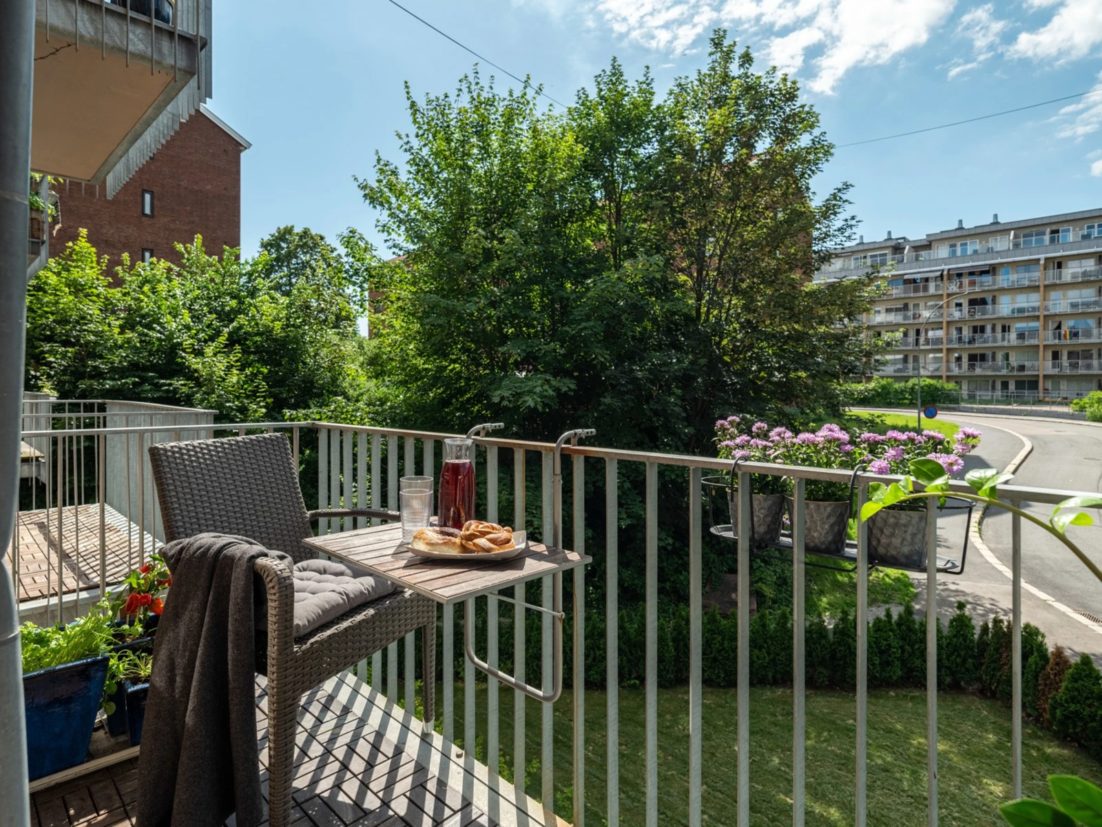 Vi gir deg en rask smakebit på den fine balkongen som du får se mer av senere. Denne leiligheten kommer du til å like! Galleribilde