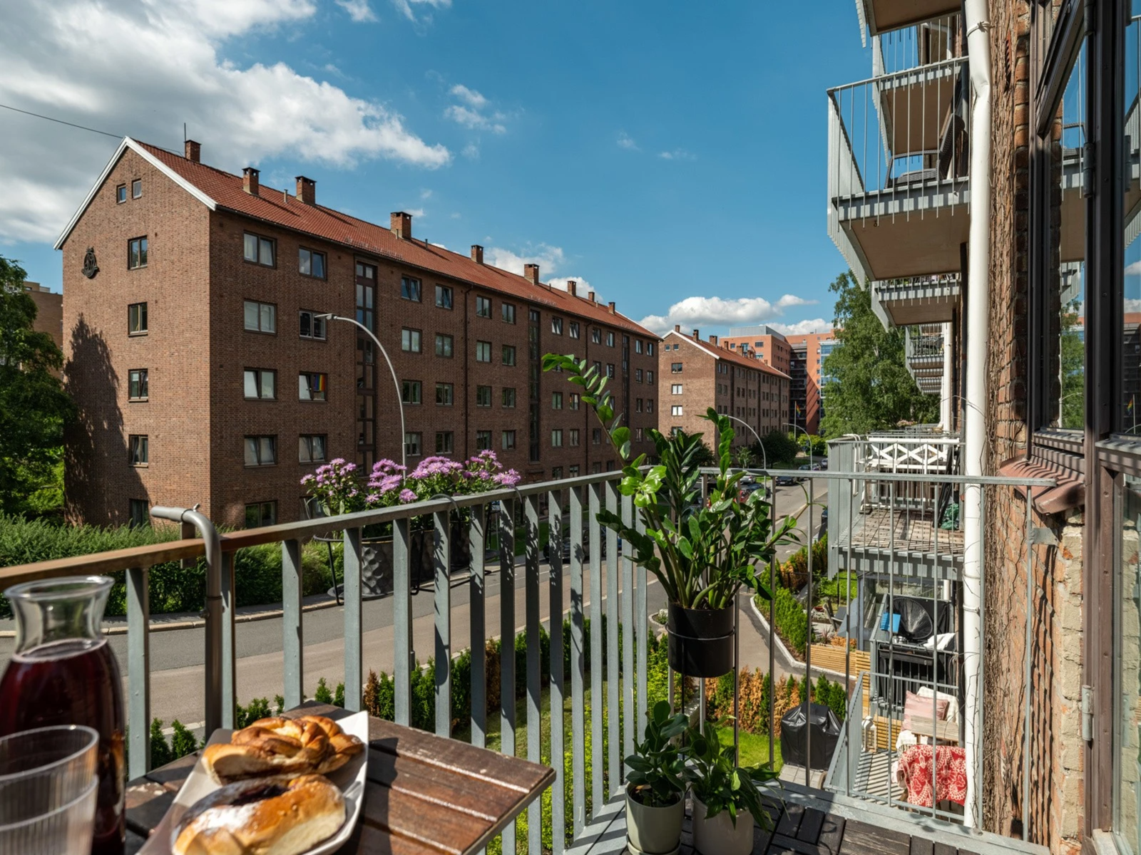 Det er hyggelig utsyn mot grønne omgivelser og bygårdene rundt. Galleribilde