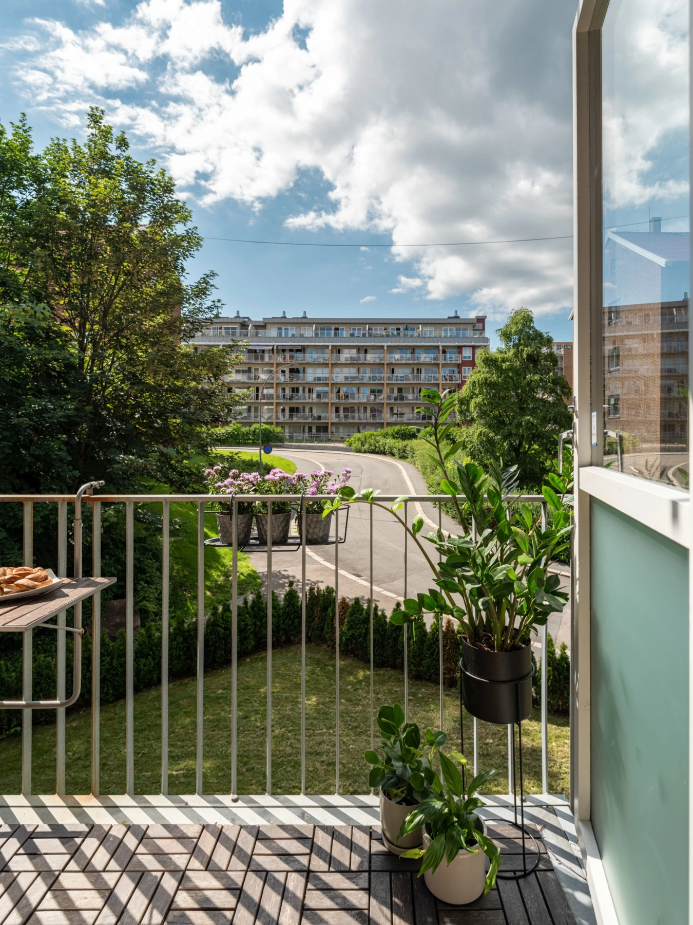 NB: Vi ønsker å vise de fine sommerbildene fra da leiligheten sist ble solgt. Bare for å gi deg den ekstra gode følelsen nå som vi nærmer oss varmere temperaturer. Galleribilde