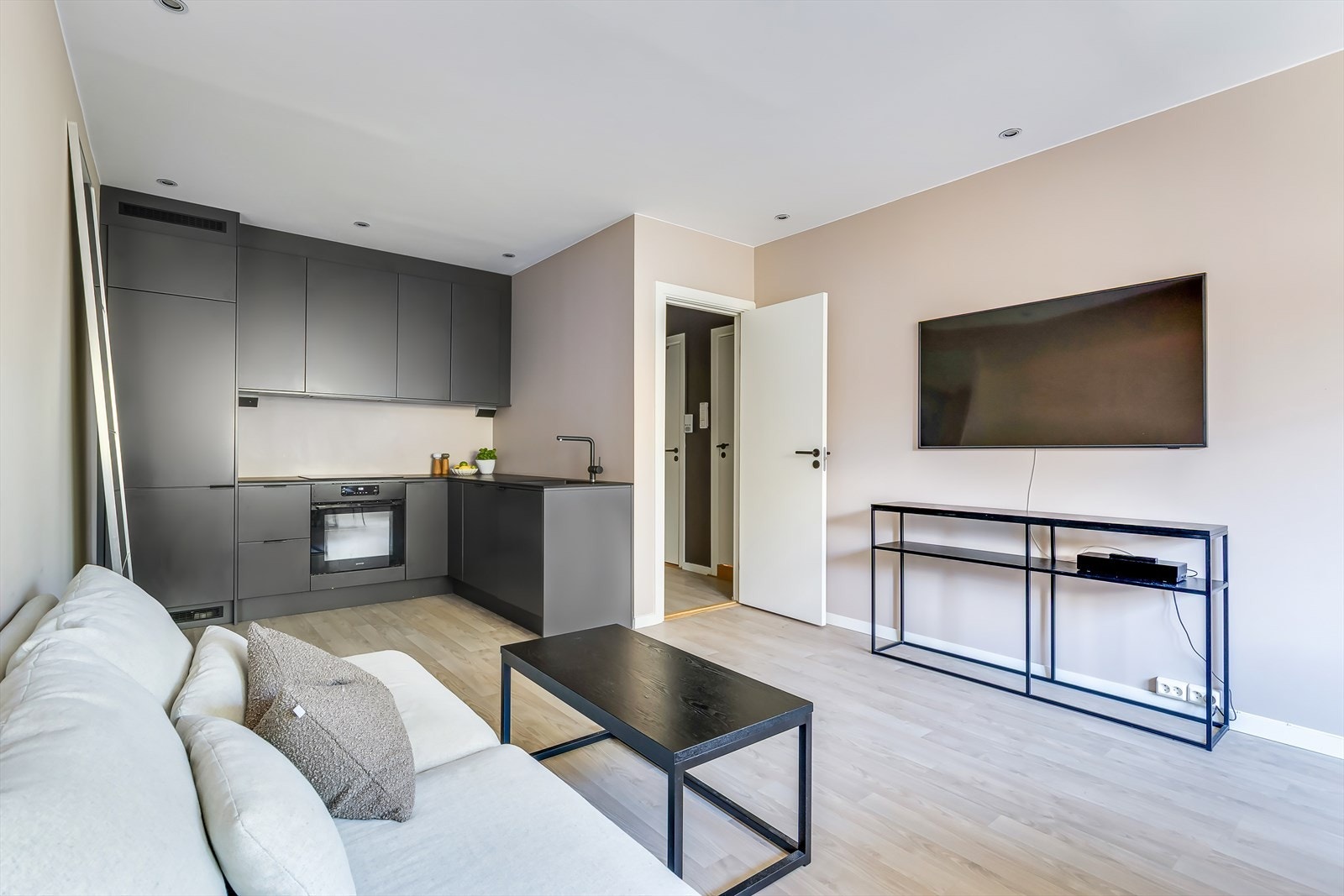 I 2022 ble boligen vesentlig pusset opp med nymalte overflater, ny belysning, nye gulv og kjøkken Galleribilde