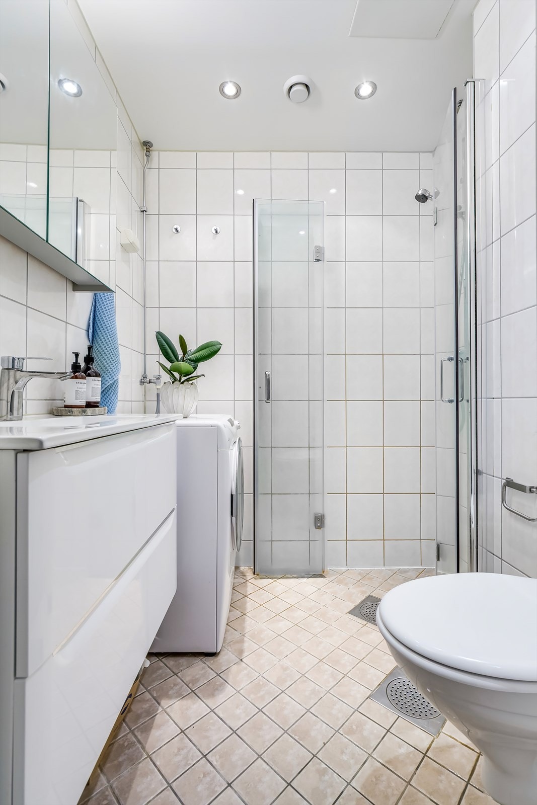 Stilrent med flislagte overflater og varmekabler i gulv Galleribilde