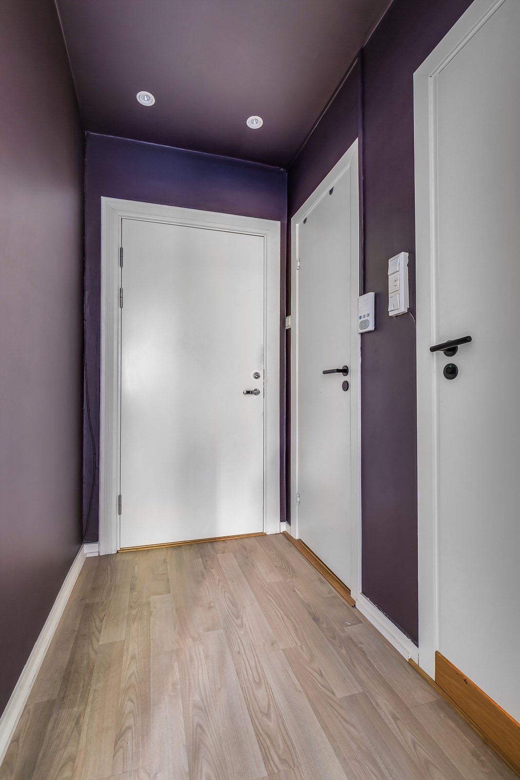 Gang/entré med inngang til bad og innvendig bod Galleribilde