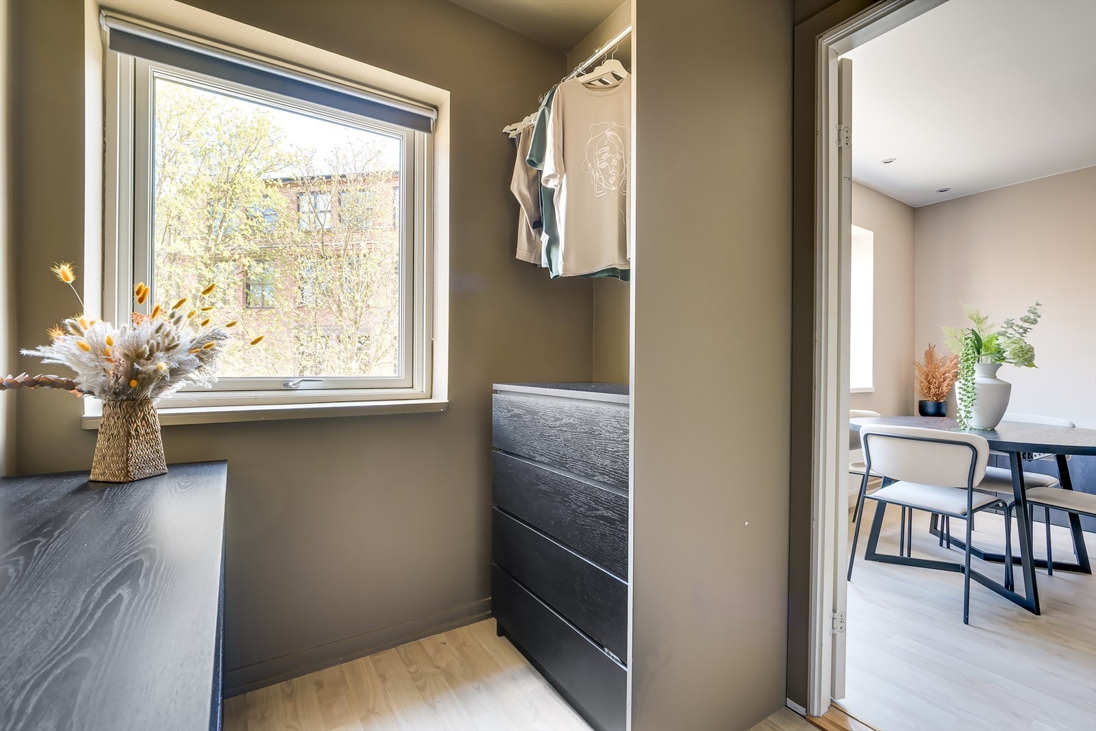 God plass til klesavheng på soverommet Galleribilde