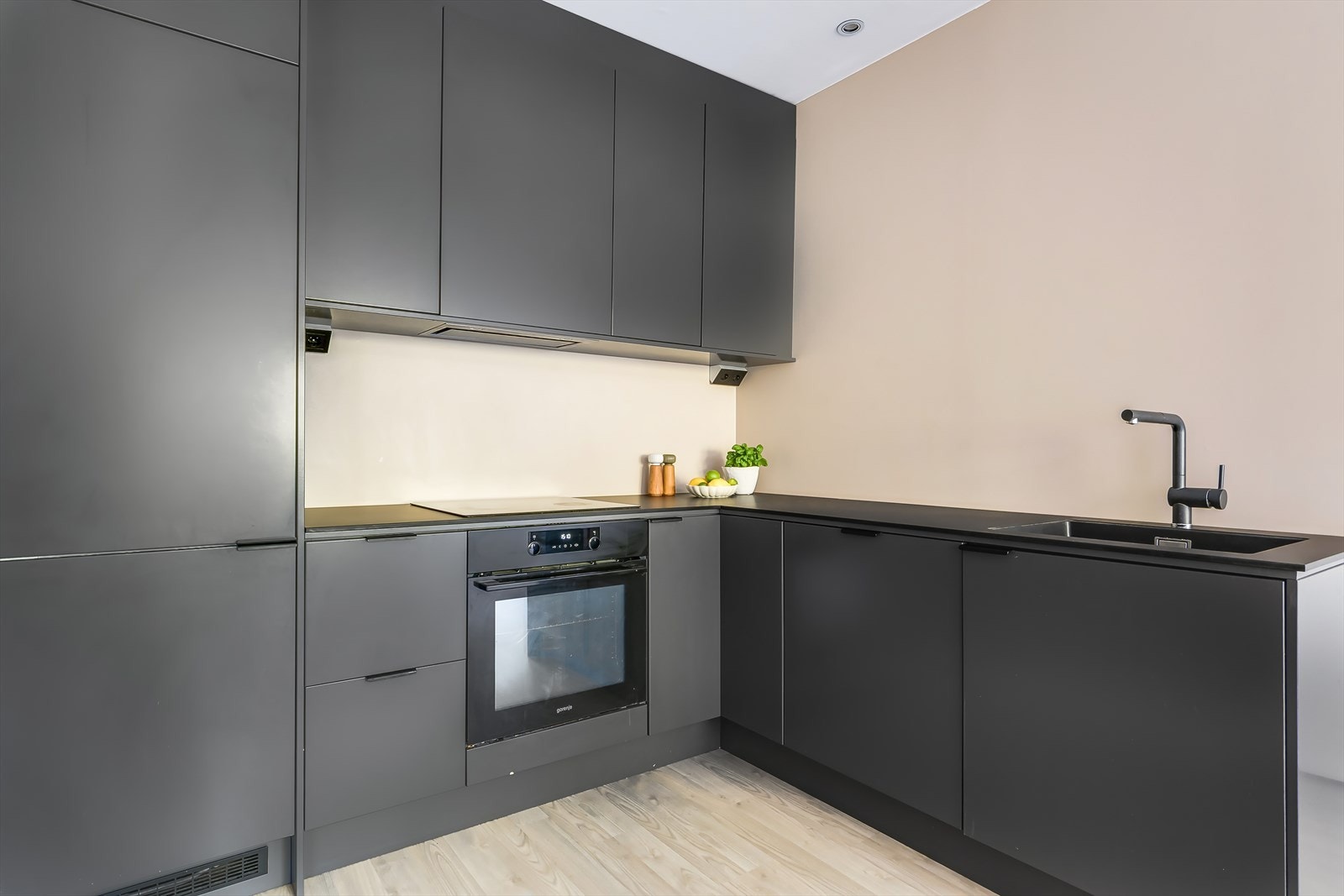 Godt med skap og benkeplass - Integrert innredning og hvitevarer medfølger Galleribilde