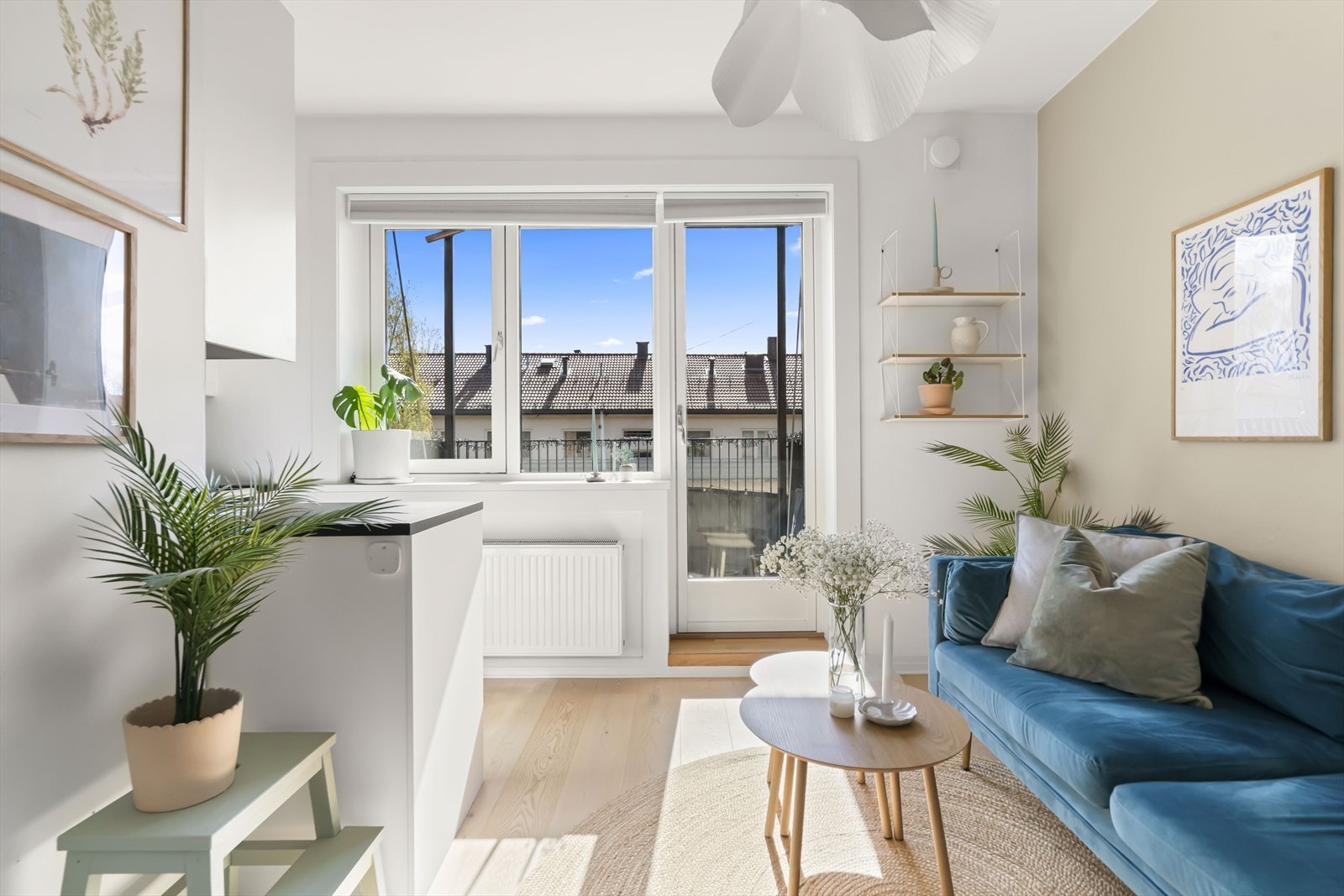 De store vinduene og den gode takhøyden gir leiligheten en lys og åpen følelse. Galleribilde