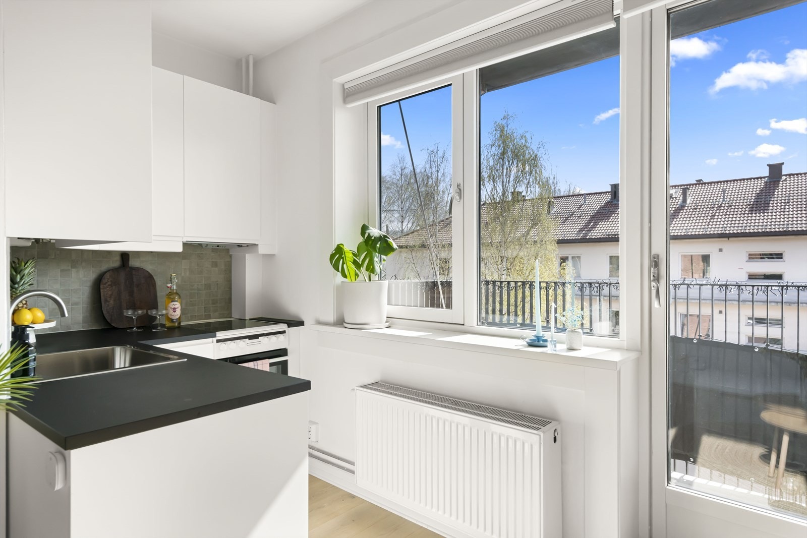 Stilrent hvitt kjøkken med innredning fra 2021 . Galleribilde