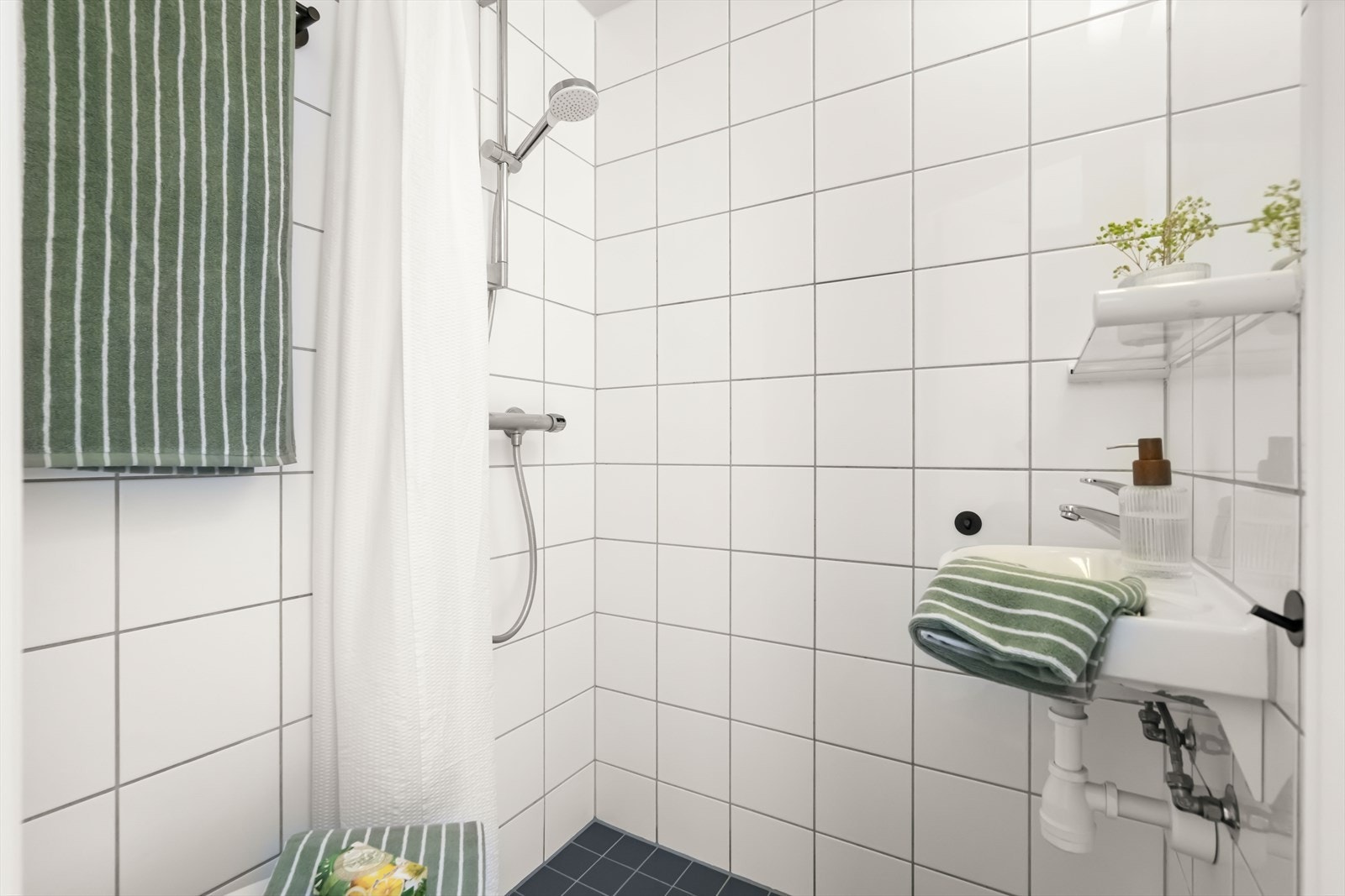 Pent flislagt baderom med gulvvarme og mekanisk avtrekksventilasjon. Galleribilde