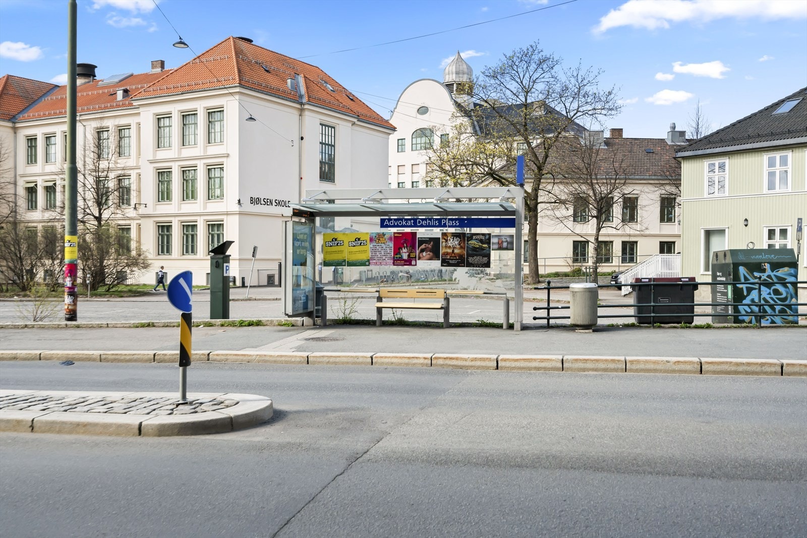 Rett ved leiligheten går både 54- og 37-bussen, som tar deg til sentrum og andre sentrale punkter. Galleribilde