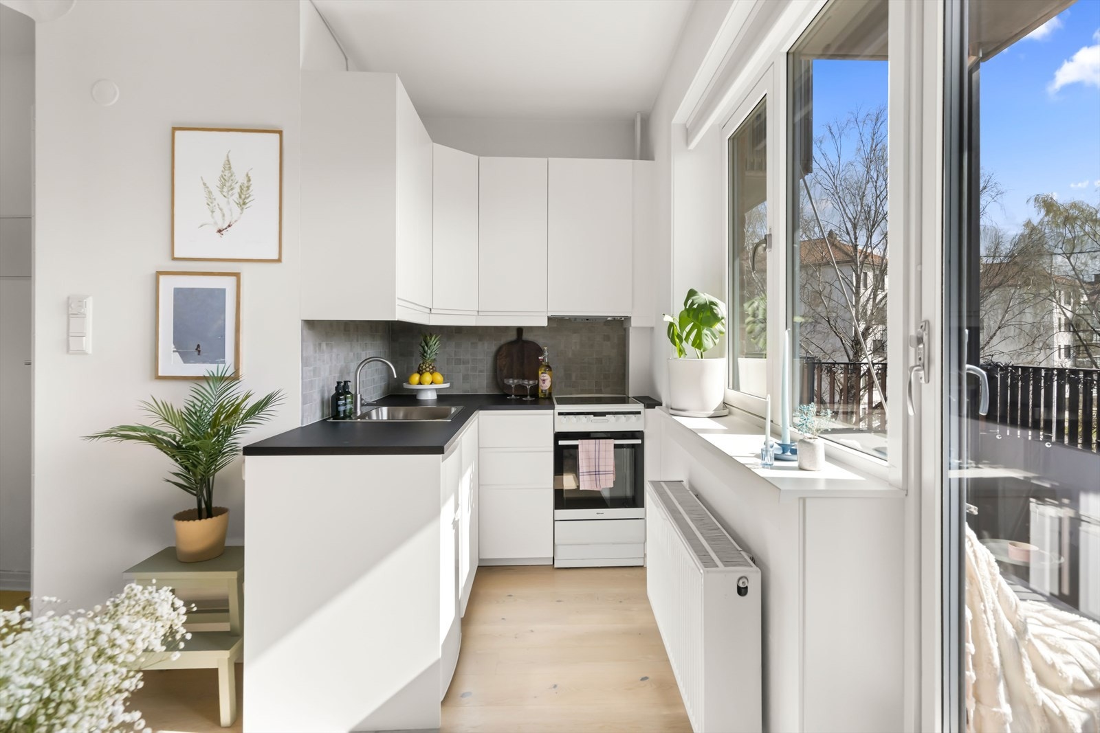 Kjøkkenet er smart utnyttet og funksjonelt innredet med god skap og benkplass. Galleribilde