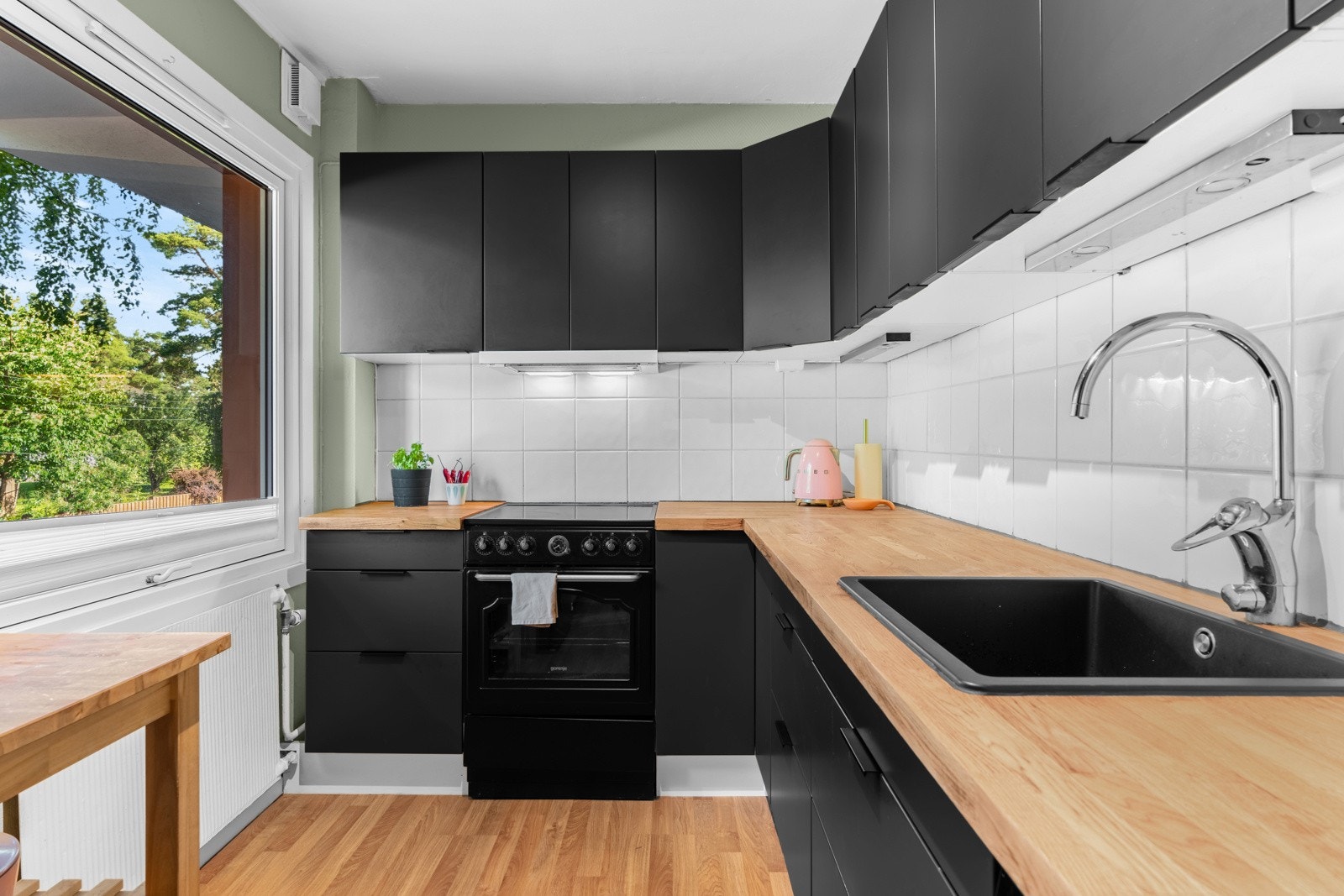 Boligen har et stilrent og moderne kjøkken som ble oppgradert i 2021. Kjøkkenet fra Stjernekjøkken har sorte, glatte fronter og dempefunksjon. Galleribilde