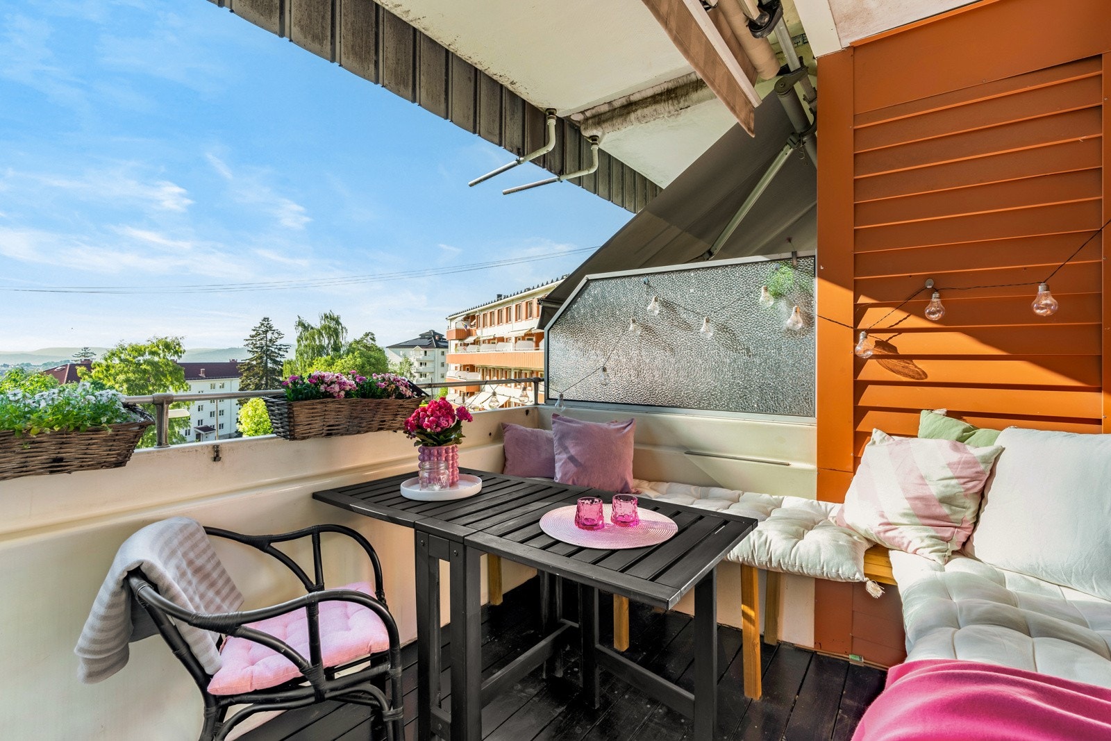 Balkongen har god plass til utemøbler og det er montert både utebelysning og varmelampe. Det er tillatt å grille med både gass- og elektrisk grill på balkongene. Galleribilde