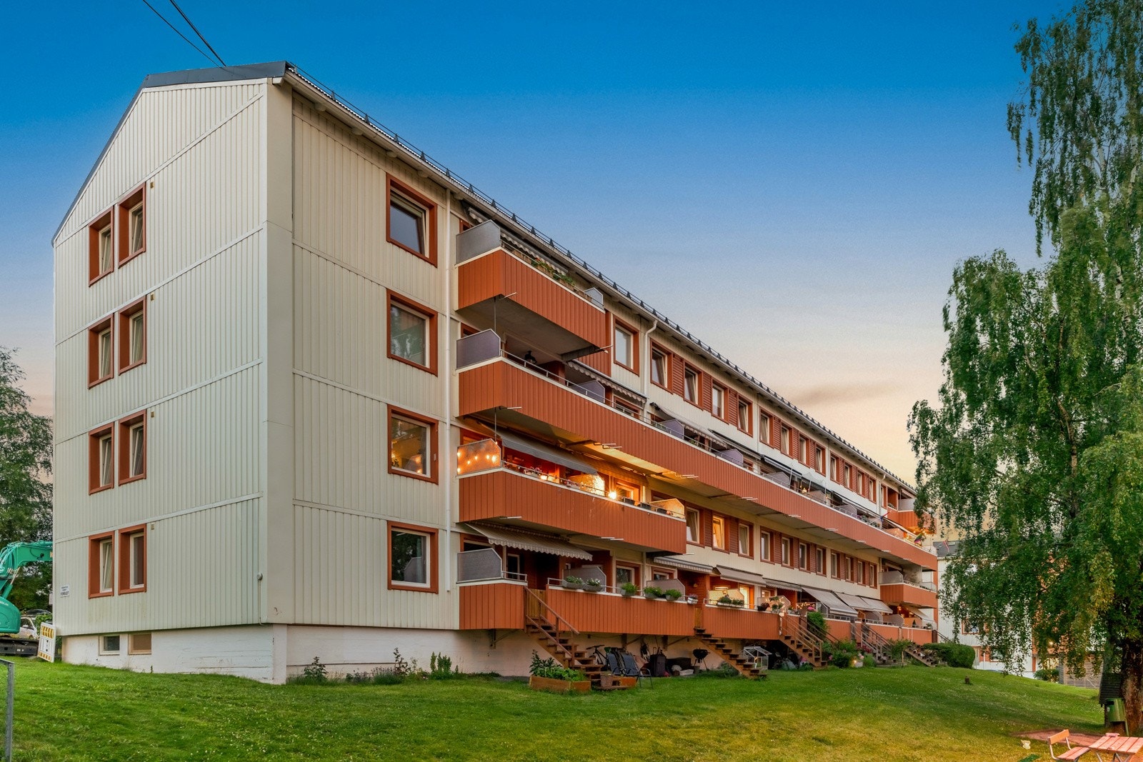 Boligen ligger fint plassert i byggets andre etasje og har en meget sentral beliggenhet. Fra boligen er det kort gange til Oppsal senter og Oppsal T-bane. Galleribilde