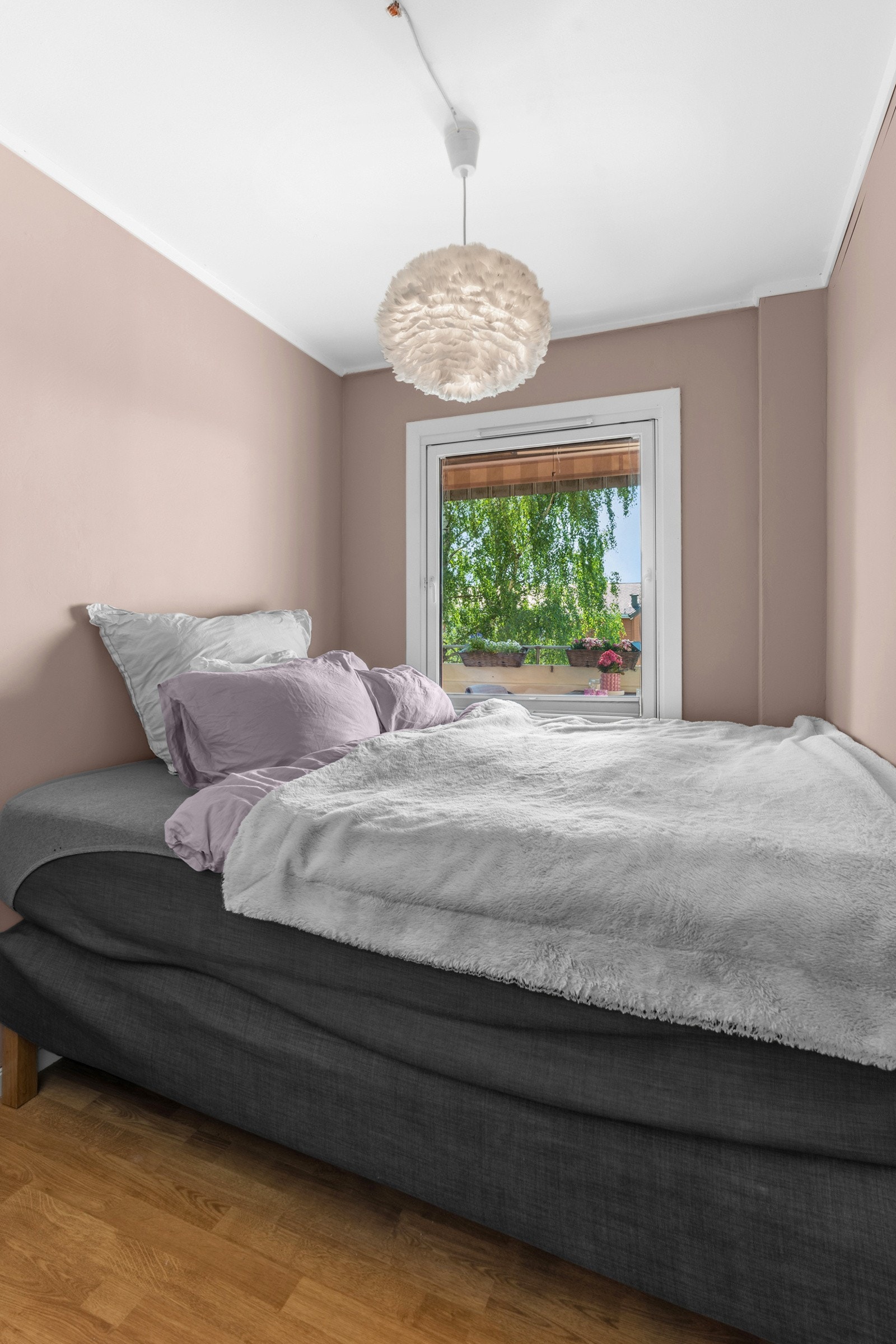 Vinduet vender ut mot balkongen, noe som både gir skjerming og godt med naturlig lys. Galleribilde