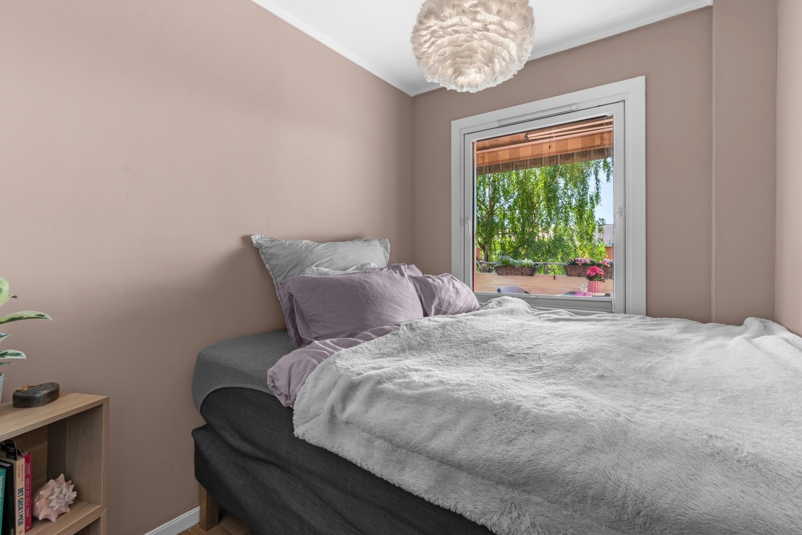 Soverommet har inngang fra stuen, og ekstra oppbevaringsplass finnes i et fastmontert skap i gangen. Det disponeres også en stor kjellerbod for lagring. Galleribilde