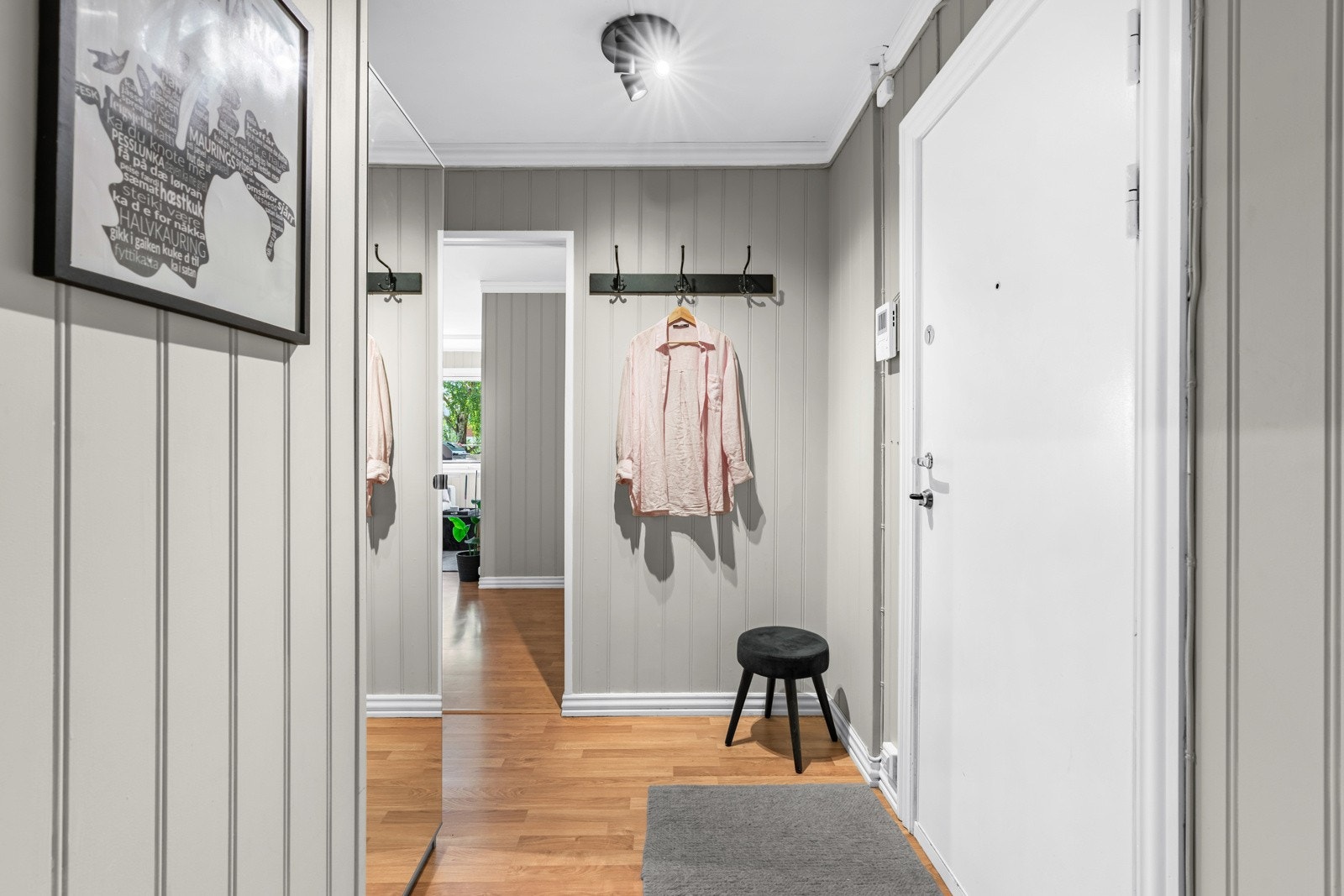 I gangen er det et romslig garderobeskap med speilfronter, samt en åpen hylleløsning som gir praktisk oppbevaringsplass. Det er installert dørcalling med kamera. Galleribilde